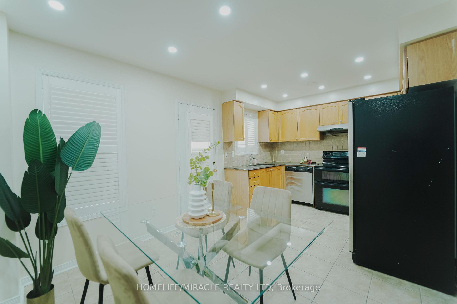 Photo 15 of 169 Crystal Glen Crescent, Brampton, Credit Valley — HOMEH