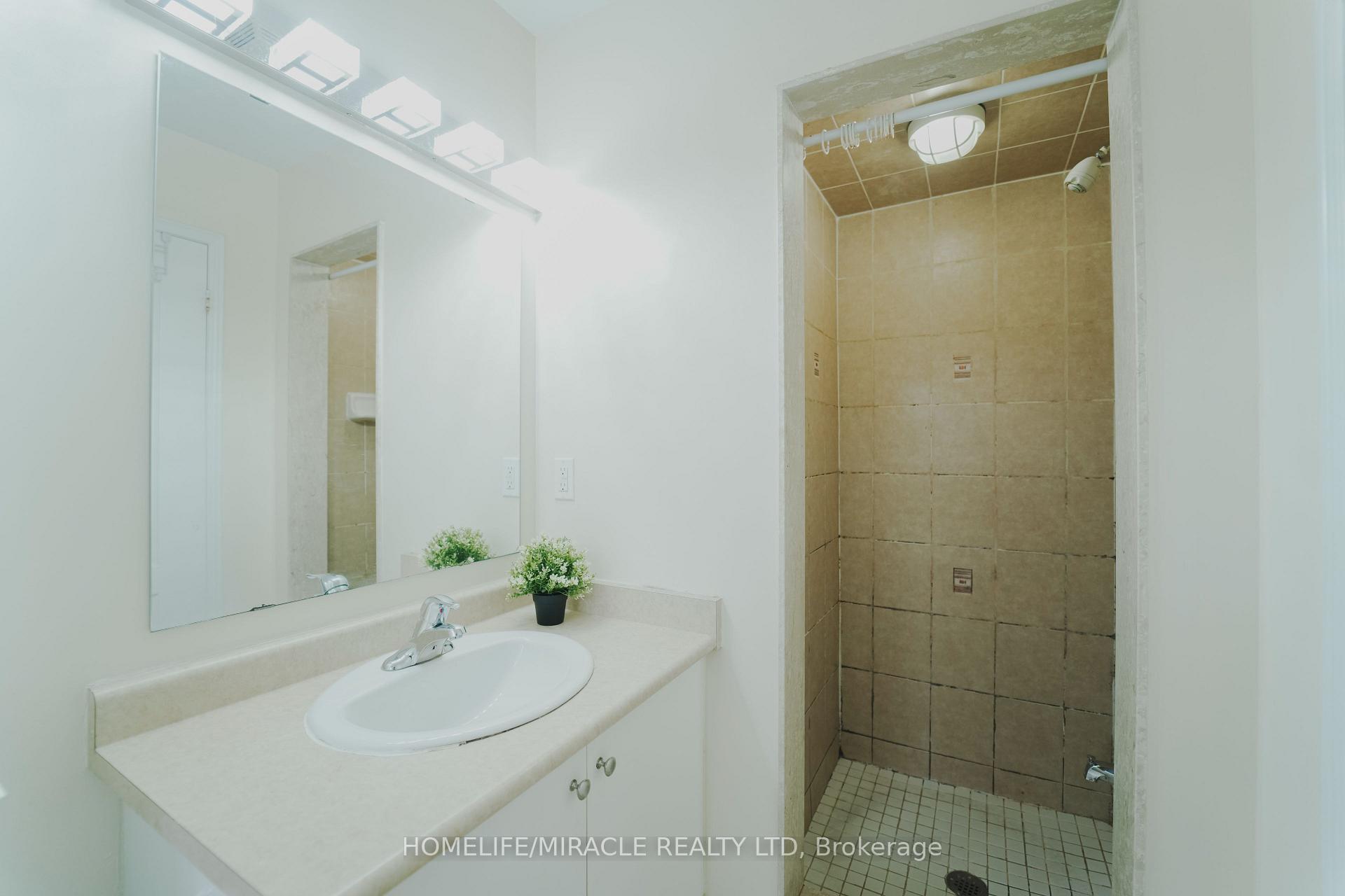 Photo 8 of 169 Crystal Glen Crescent, Brampton, Credit Valley — HOMEH