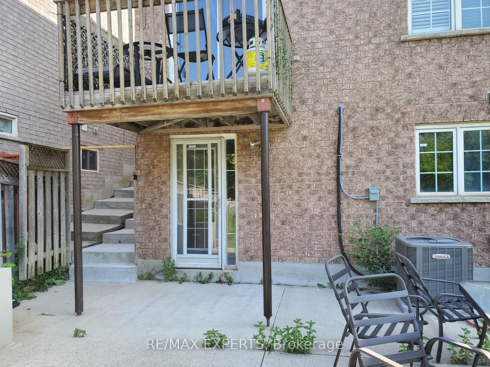 Front of Unit Lower, 43 Eastview Gate