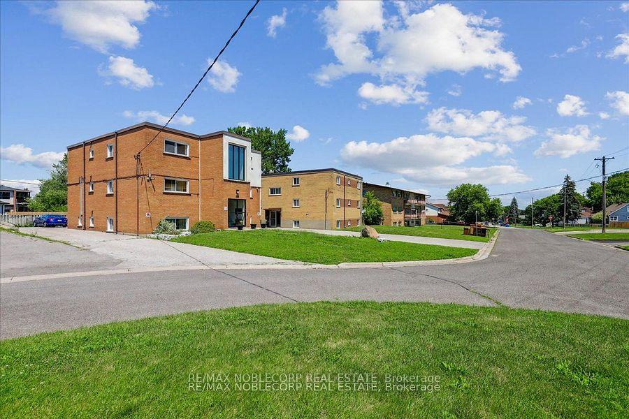 Photo 2 of Unit 2, 362 Elgin Court, Oshawa, McLaughlin — HOMEH