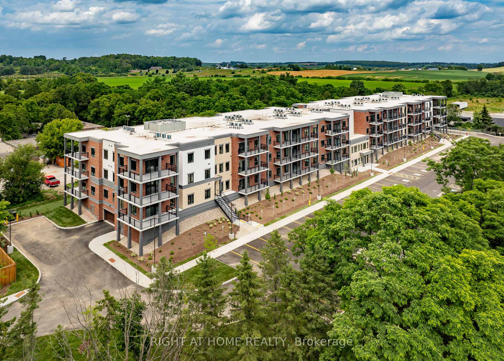 Photo 5 of Unit 321, 121 Mary Street, Clearview, Creemore — HOMEH