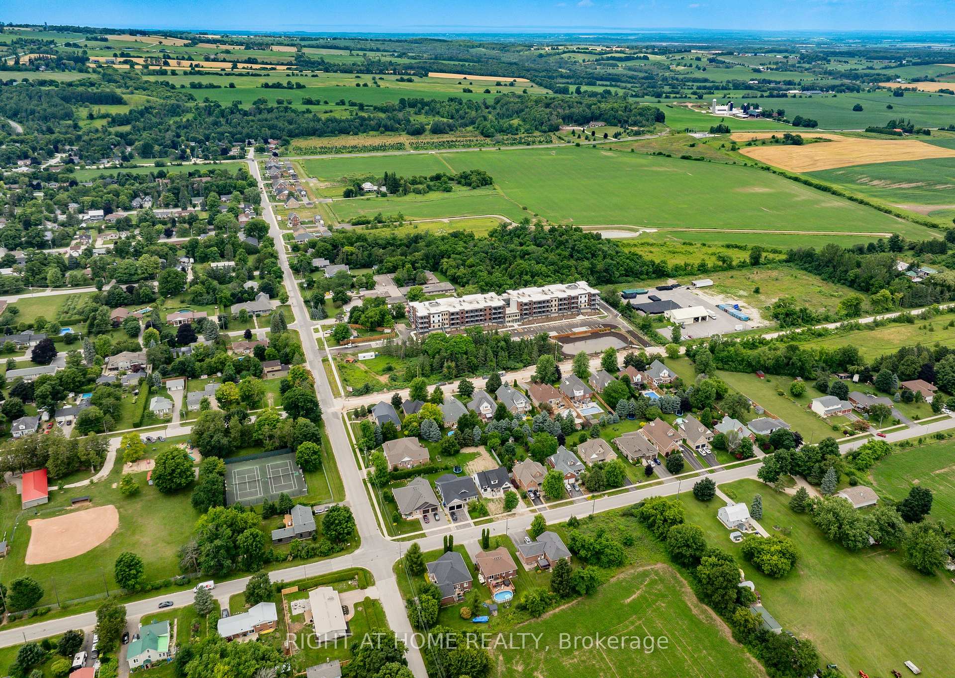 Photo 6 of Unit 321, 121 Mary Street, Clearview, Creemore — HOMEH