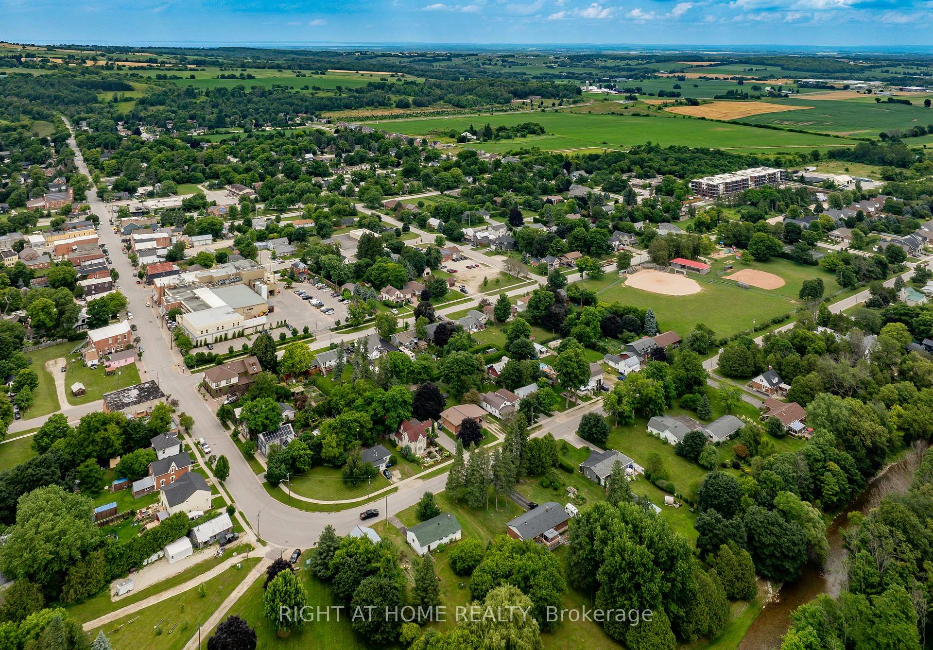 Photo 7 of Unit 321, 121 Mary Street, Clearview, Creemore — HOMEH