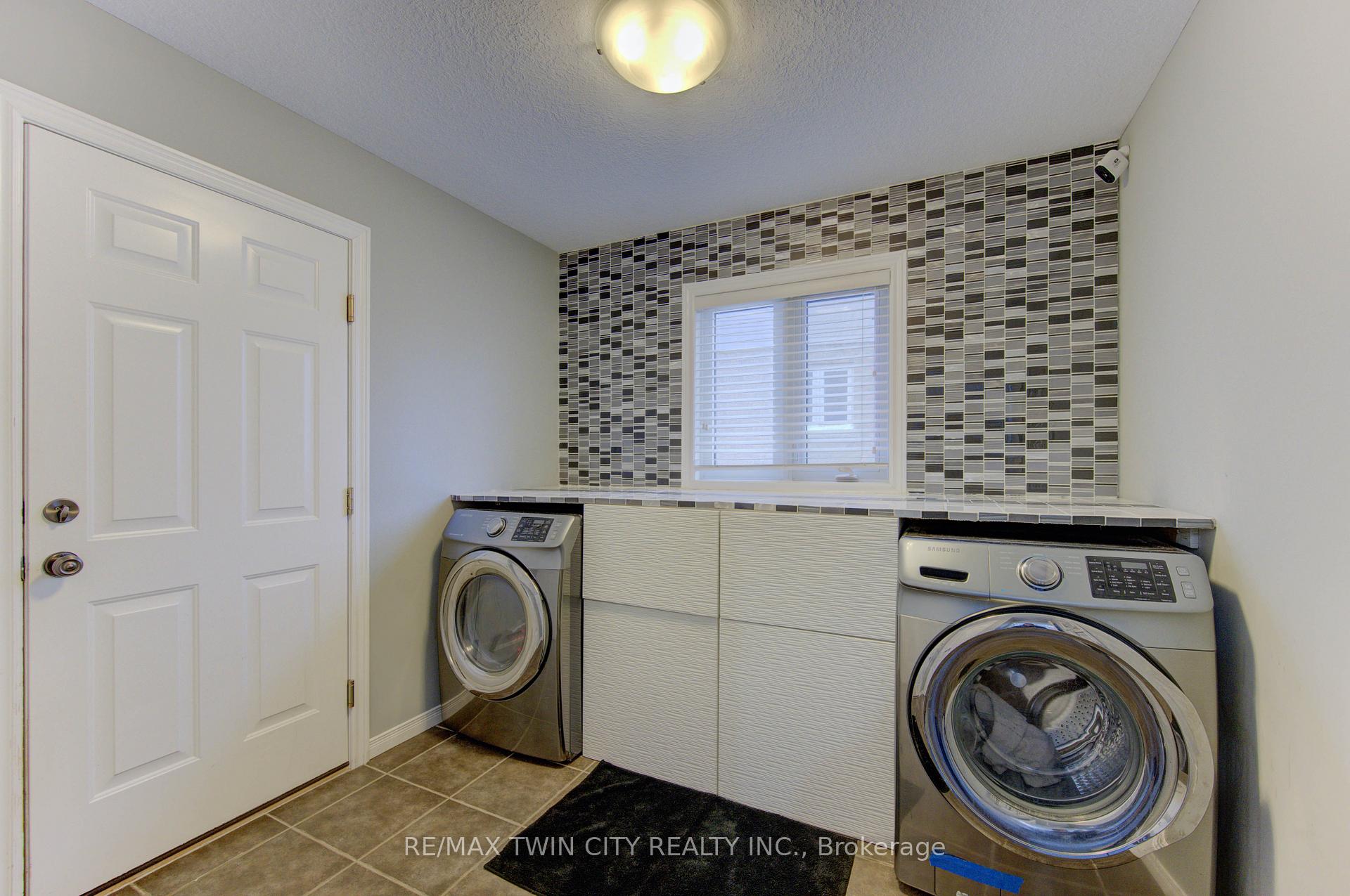 Photo 8 of 21 West Tree Drive, Waterloo, Breslau — HOMEH