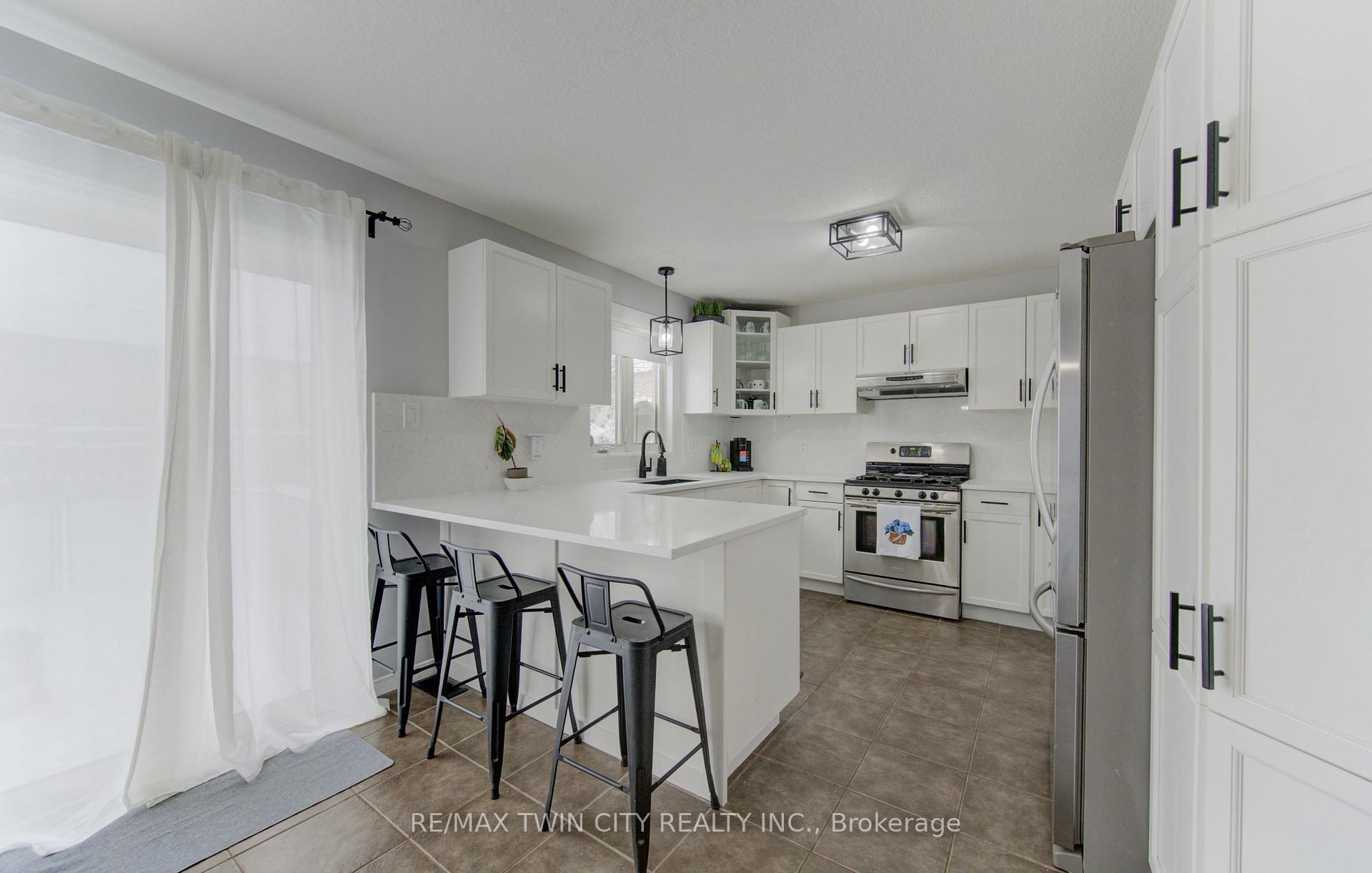Photo 11 of 21 West Tree Drive, Waterloo, Breslau — HOMEH