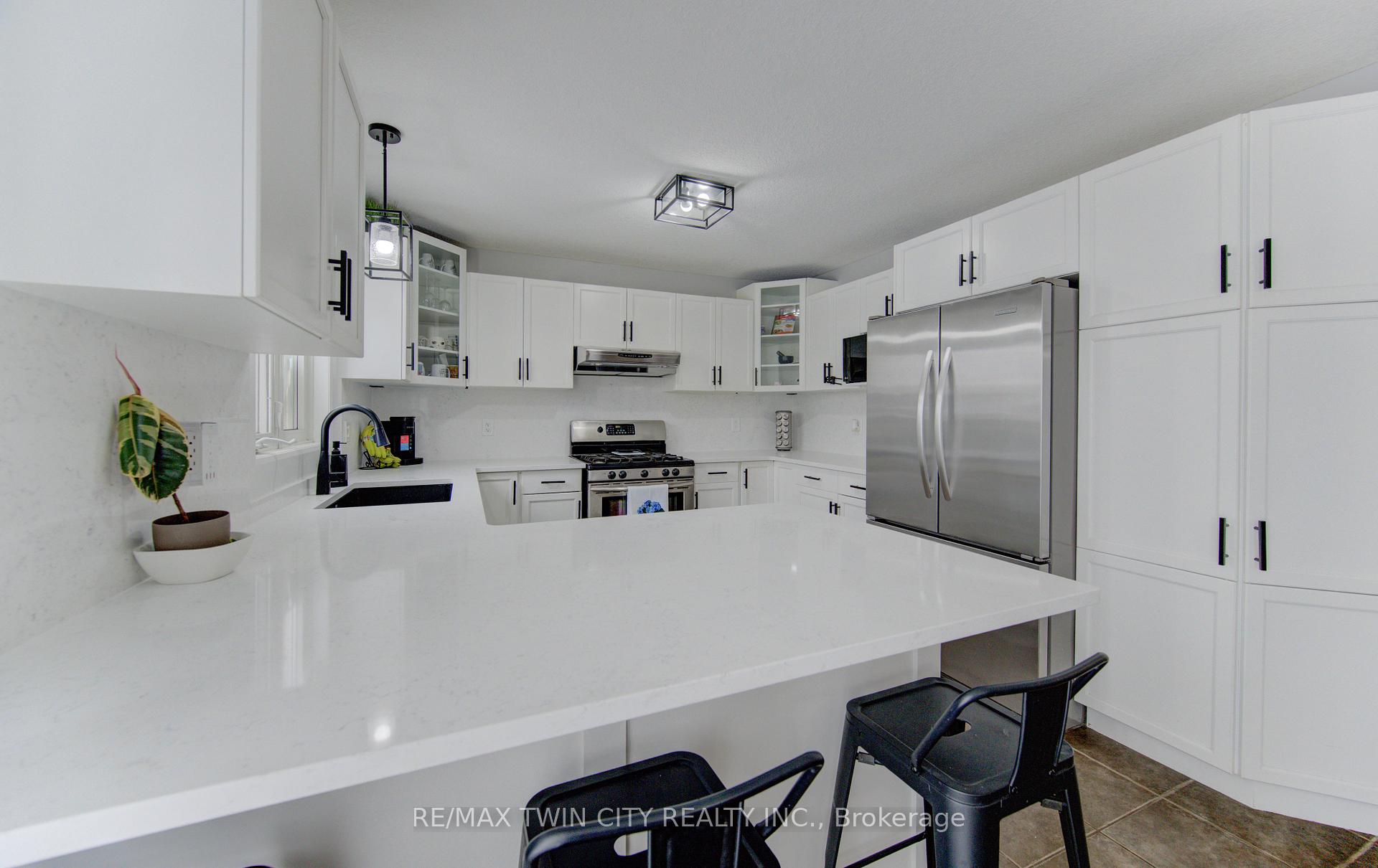 Photo 13 of 21 West Tree Drive, Waterloo, Breslau — HOMEH