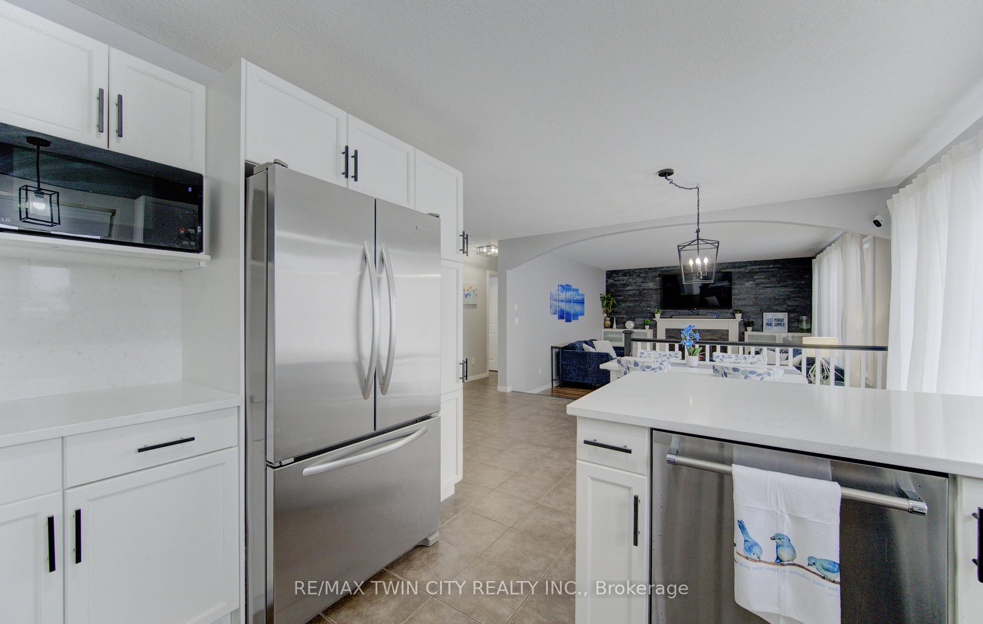 Photo 4 of 21 West Tree Drive, Waterloo, Breslau — HOMEH