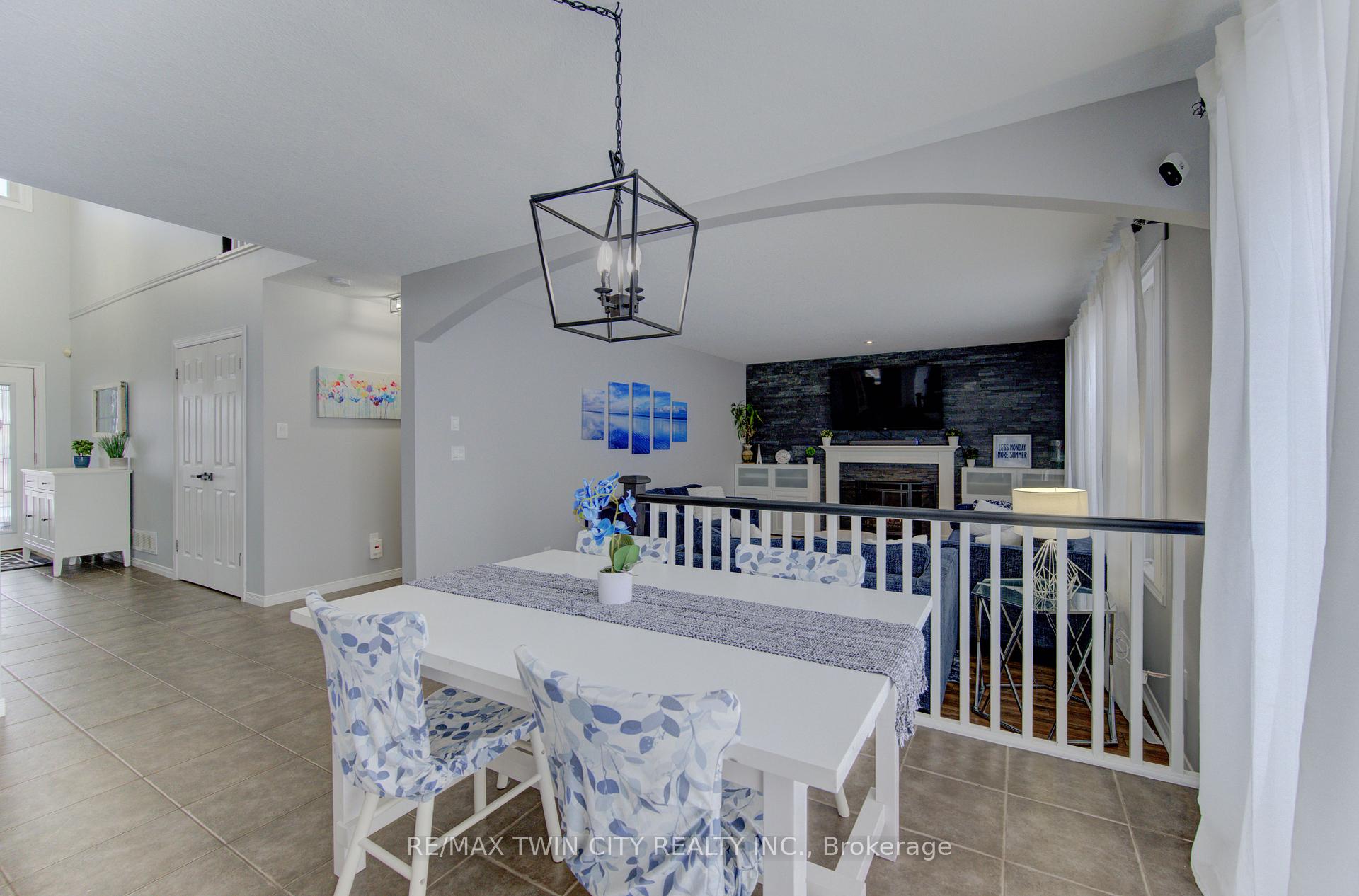 Photo 25 of 21 West Tree Drive, Waterloo, Breslau — HOMEH