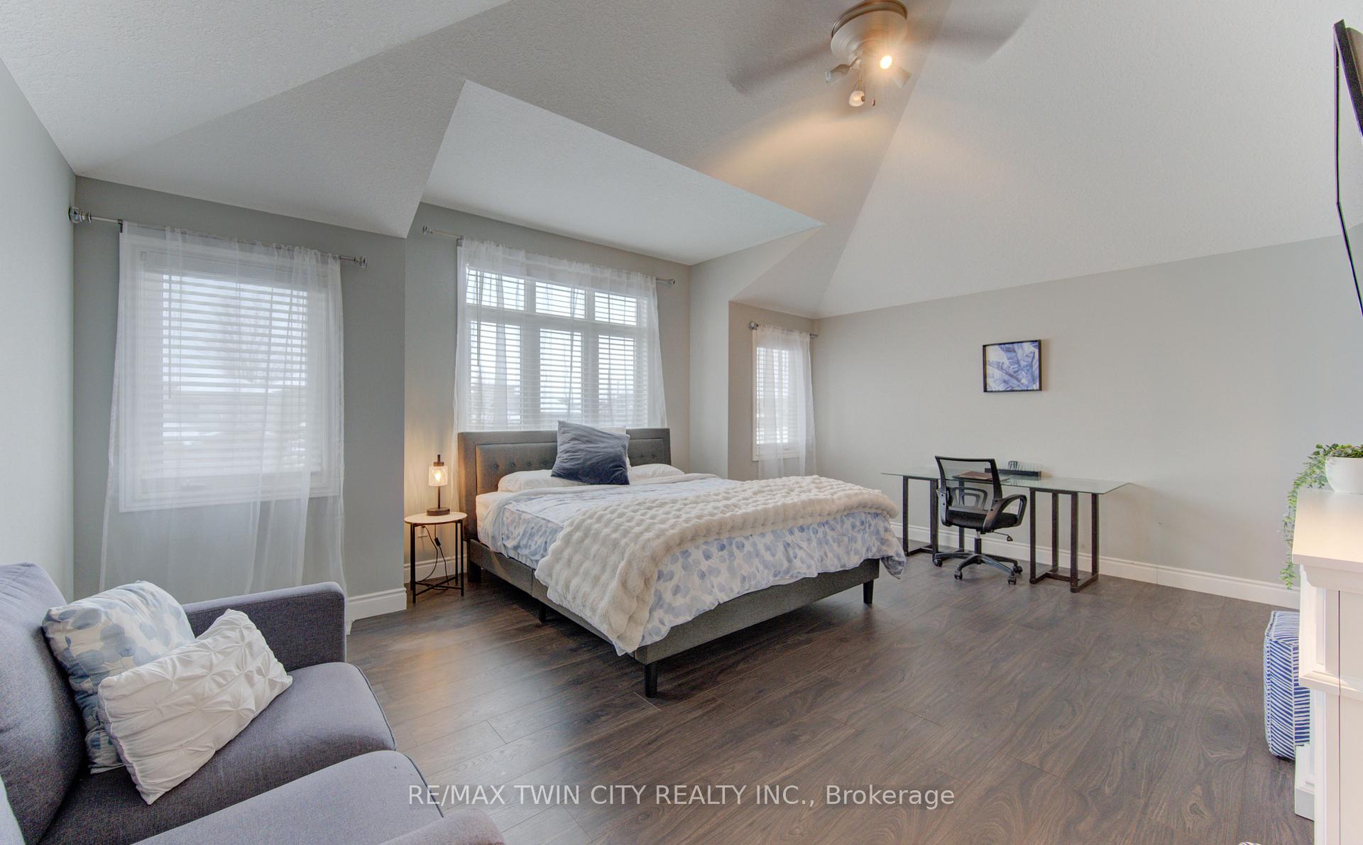 Photo 16 of 21 West Tree Drive, Waterloo, Breslau — HOMEH