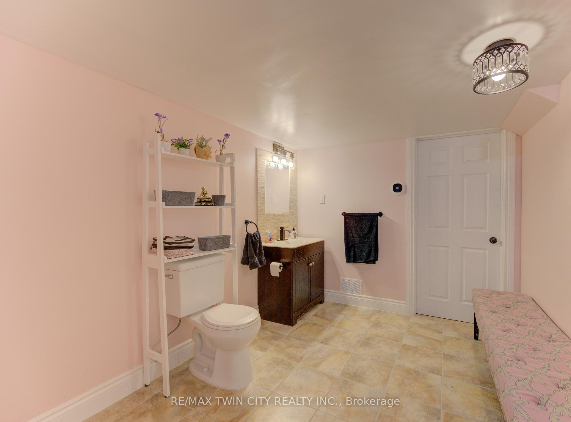 Photo 15 of 21 West Tree Drive, Waterloo, Breslau — HOMEH