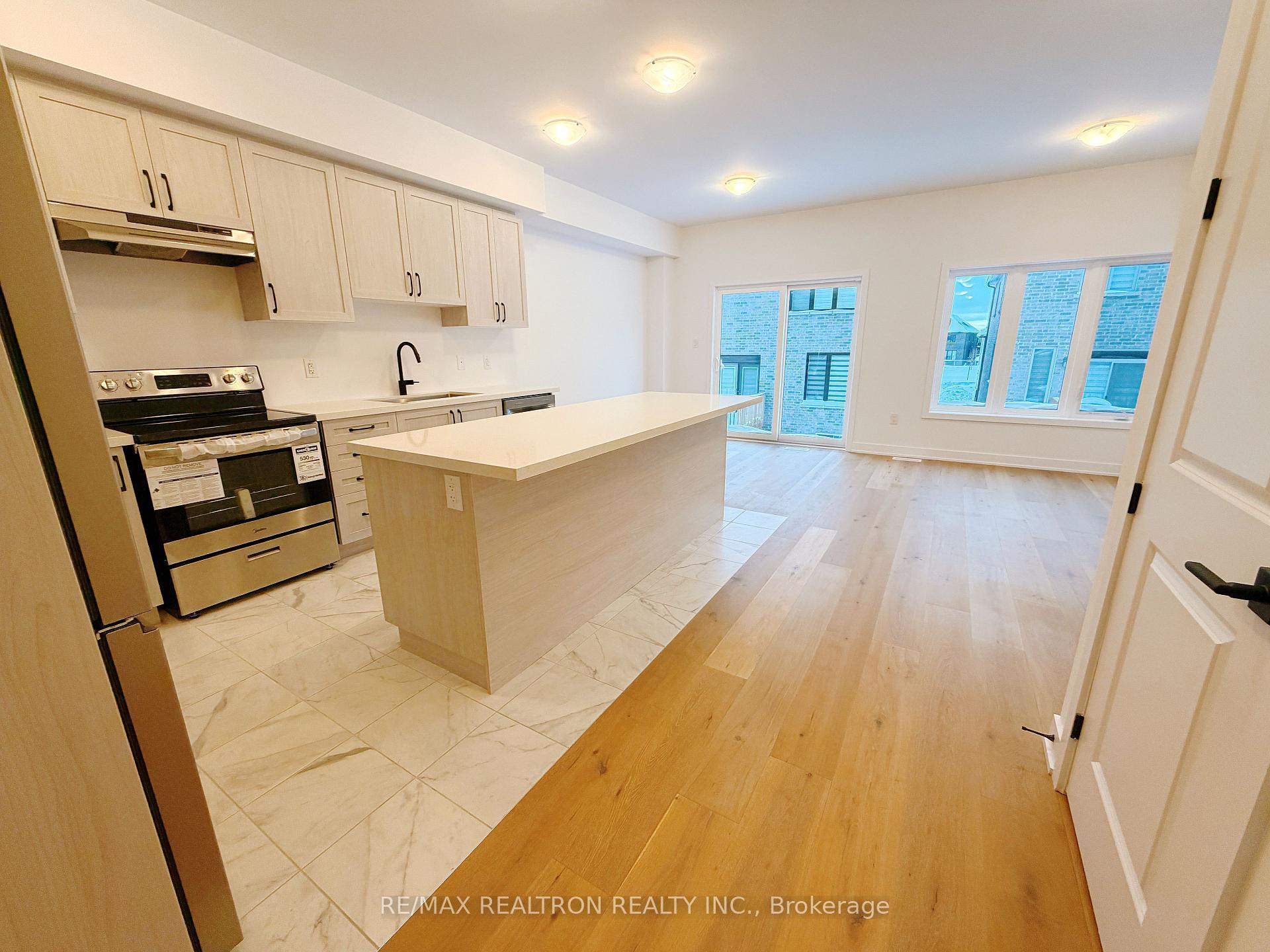 Photo 5 of 18 McAush Street, Barrie, Rural Barrie Southeast — HOMEH