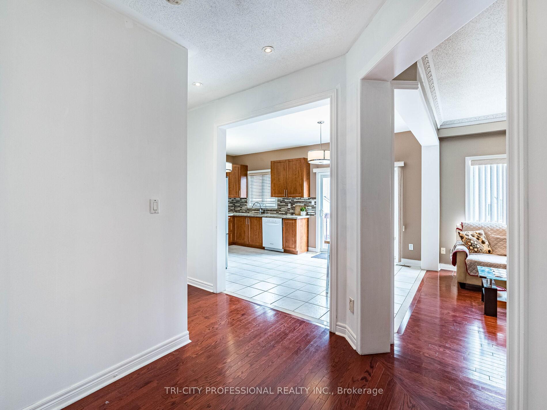 Photo 5 of 26 Tangleridge Boulevard, Brampton, Sandringham-Wellington — HOMEH