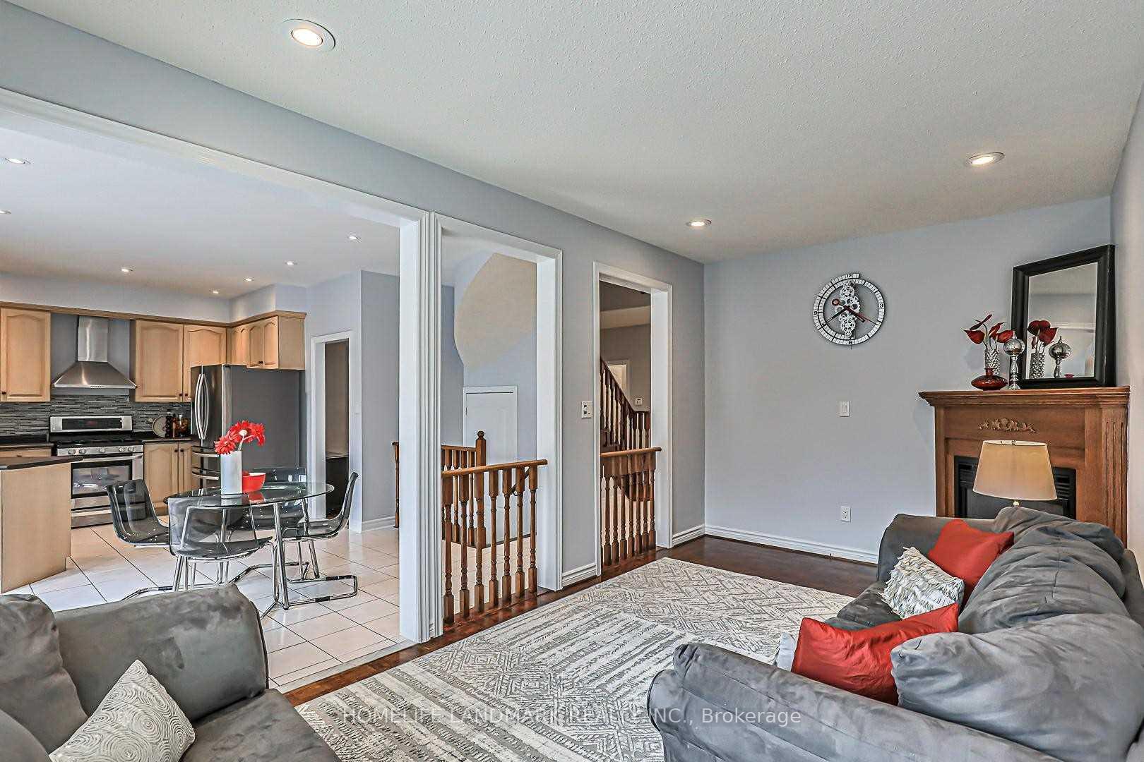 Photo 7 of 72 Avro Road, Vaughan, Maple — HOMEH
