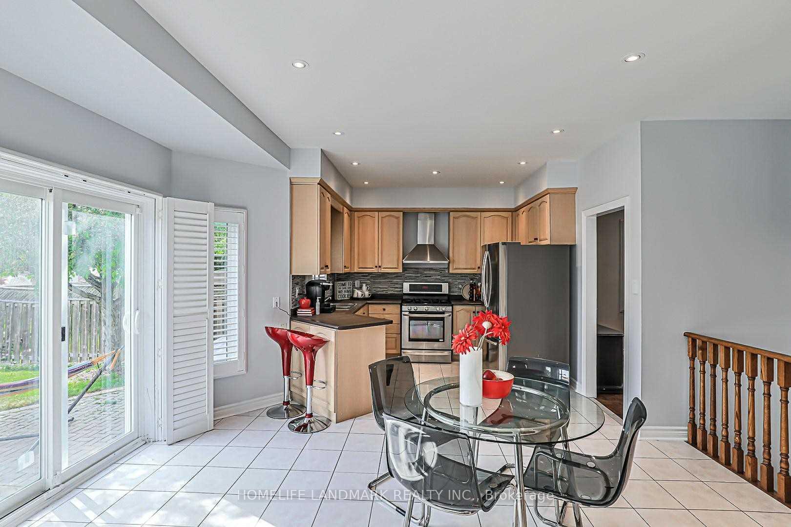 Photo 8 of 72 Avro Road, Vaughan, Maple — HOMEH