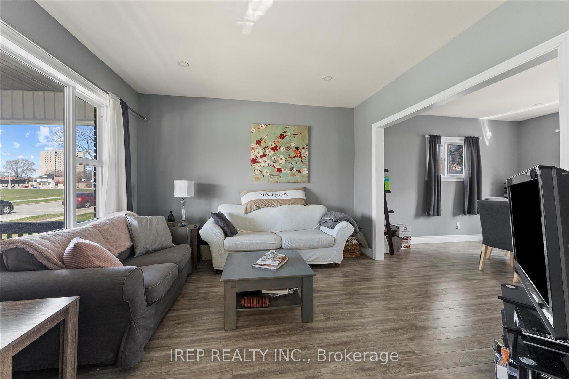 Photo 4 of 394 Crawford Avenue, Windsor — HOMEH