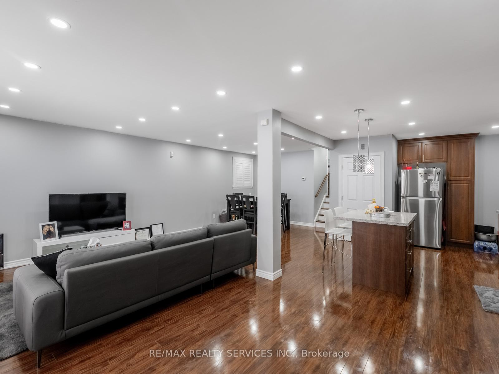 Photo 4 of 14 Belmont Drive, Brampton, Avondale — HOMEH