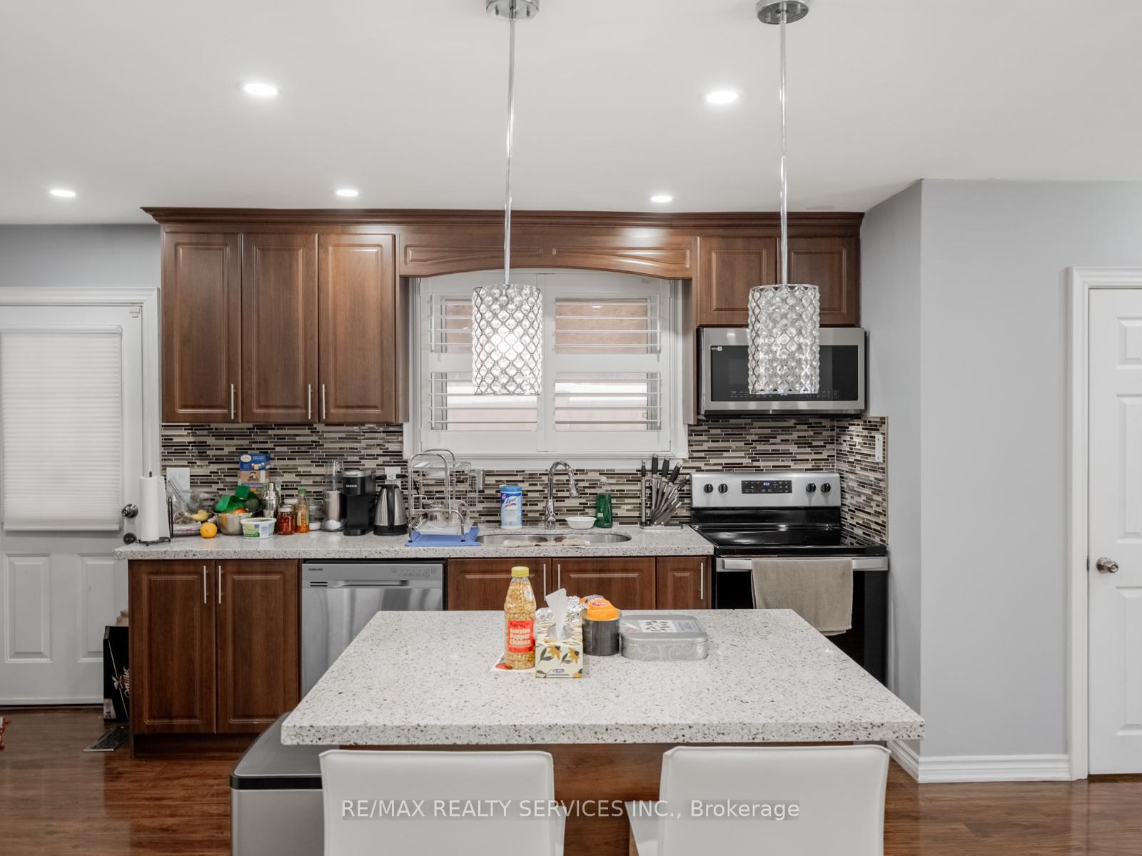 Photo 5 of 14 Belmont Drive, Brampton, Avondale — HOMEH