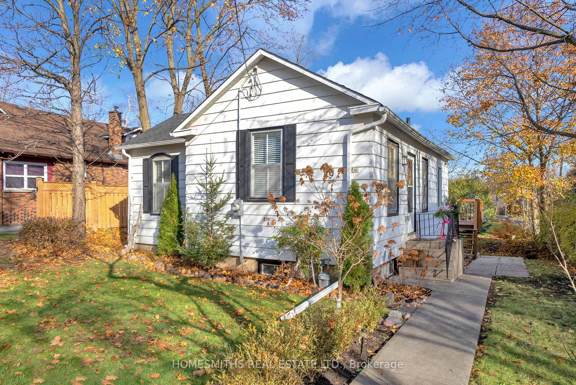 Photo 3 of 49 Centre Street, Clarington, Bowmanville — HOMEH