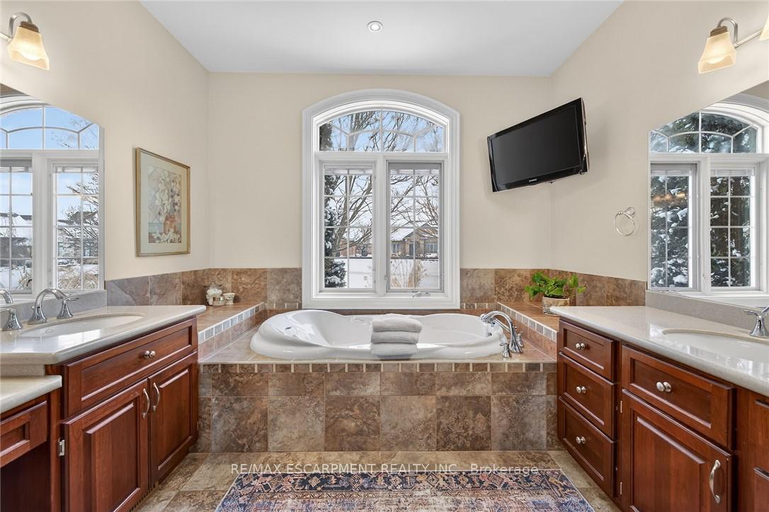 Photo 8 of 72 Yeager Avenue, Norfolk, Simcoe — HOMEH