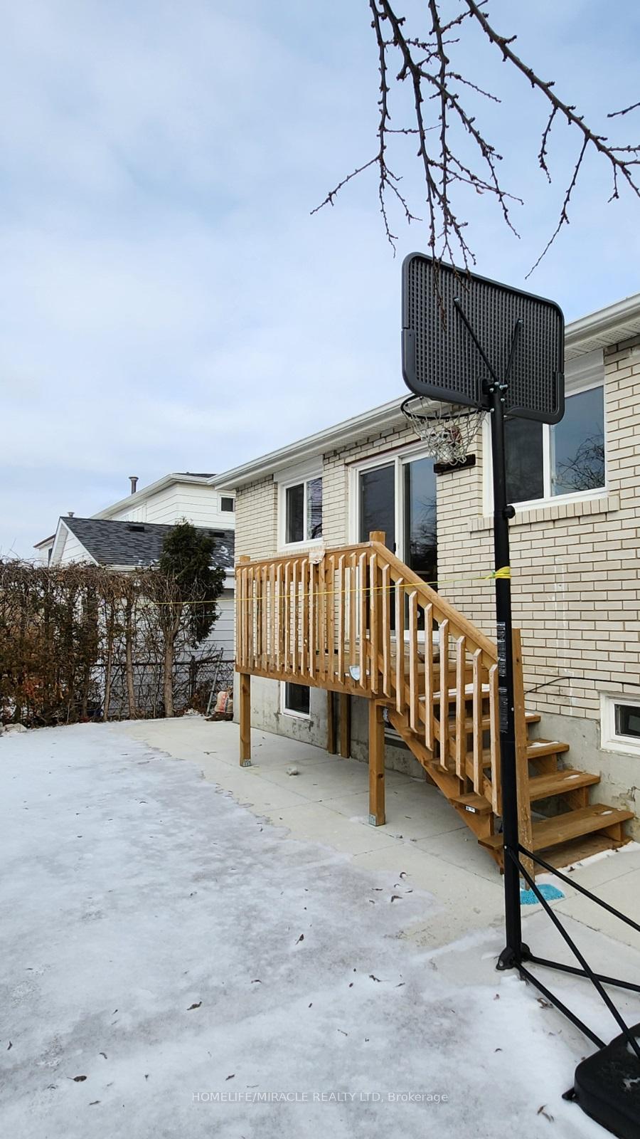 Photo 5 of Unit Main, 219 Mcmurchy Avenue, Brampton, Brampton South — HOMEH