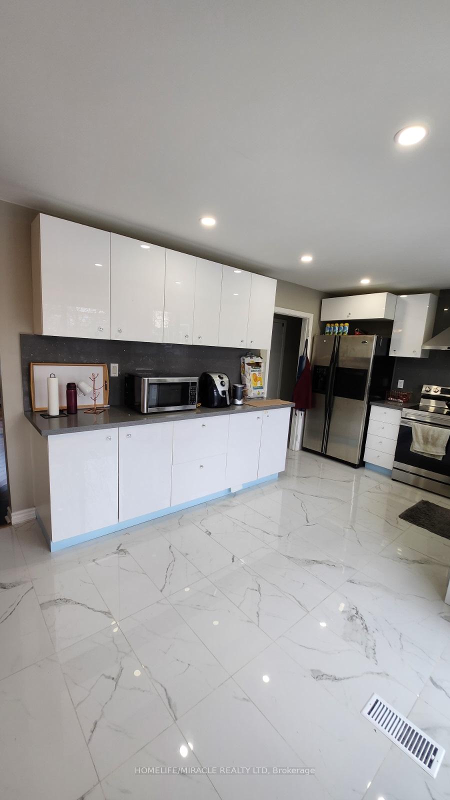 Photo 8 of Unit Main, 219 Mcmurchy Avenue, Brampton, Brampton South — HOMEH