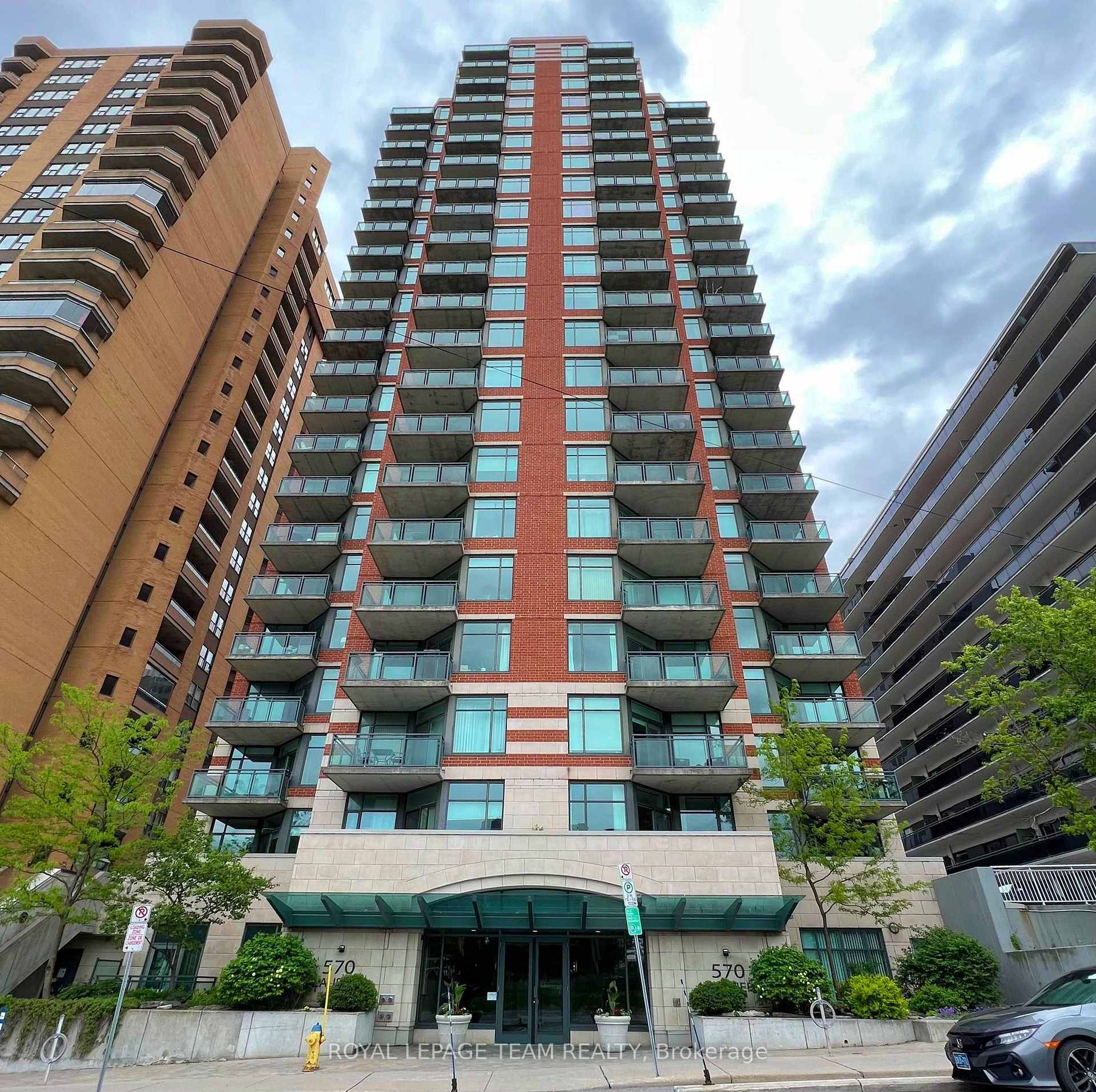 Front of Unit 2002, 570 Laurier Avenue W