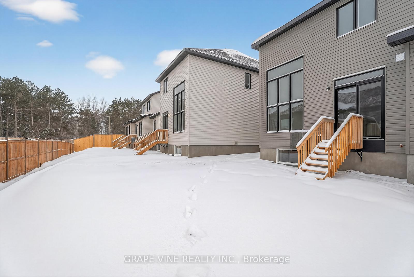 Photo 3 of 445 Haresfield Court, Ottawa, Riverside South/Gloucester Glen — HOMEH