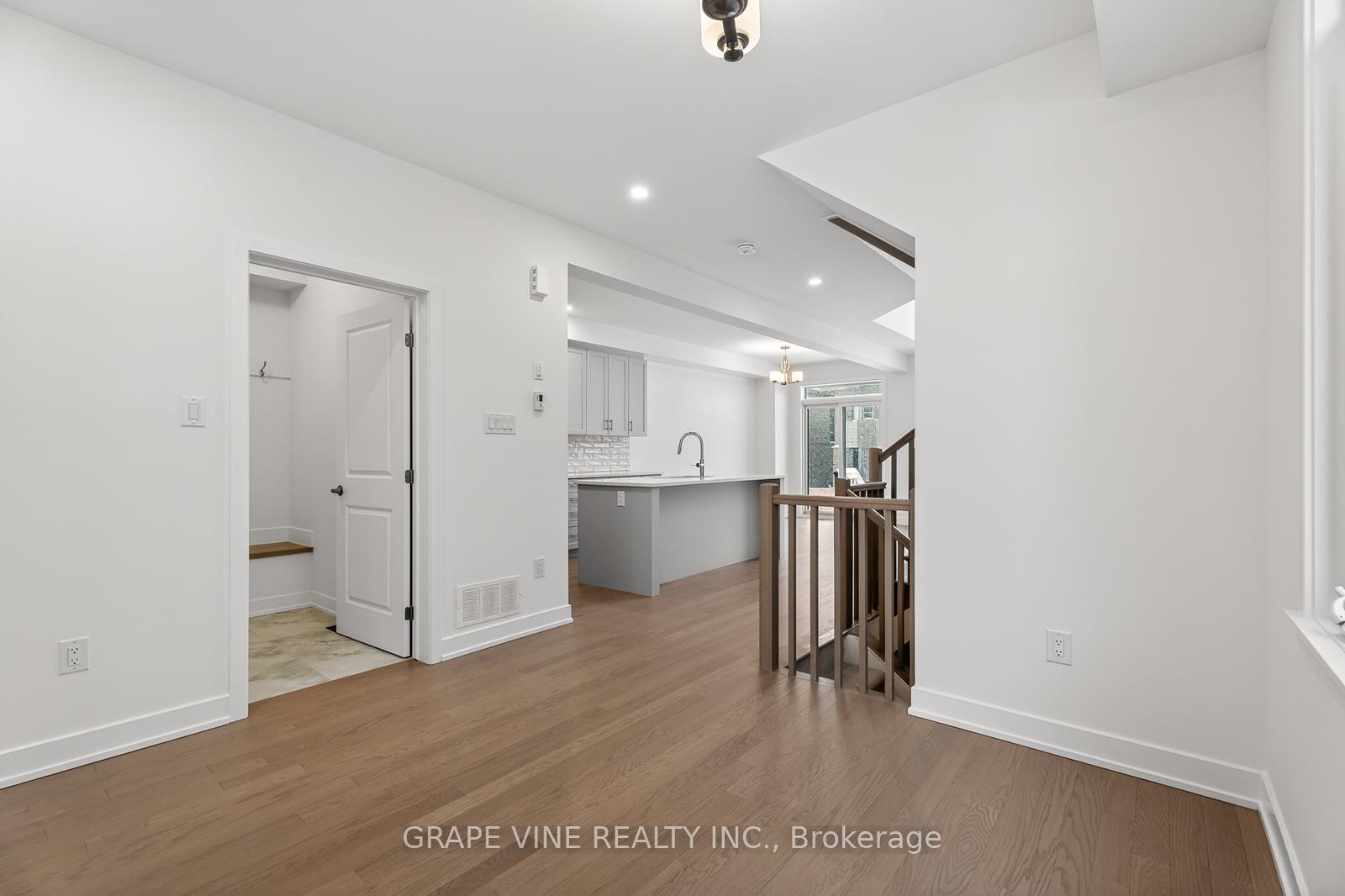 Photo 5 of 445 Haresfield Court, Ottawa, Riverside South/Gloucester Glen — HOMEH