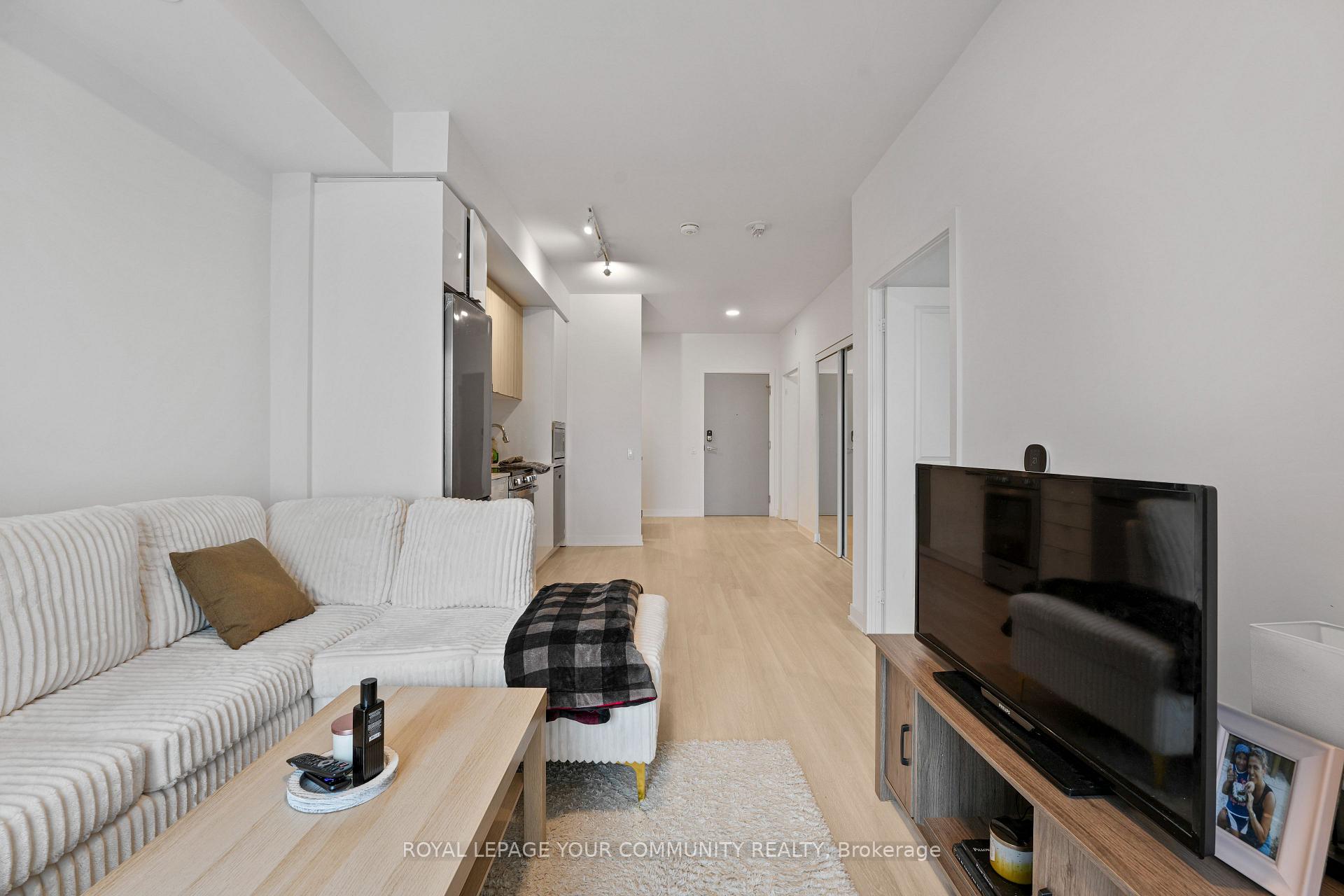 Photo 6 of Unit A909, 30 Upper Mall Way, Vaughan, Brownridge — HOMEH
