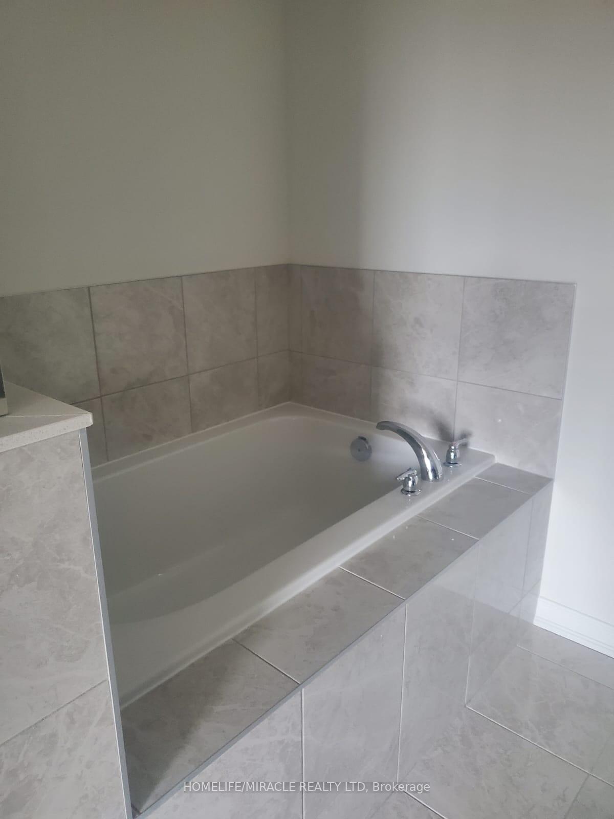 Photo 4 of Unit 34, 2679 Magdalen Path, Oshawa, Windfields — HOMEH