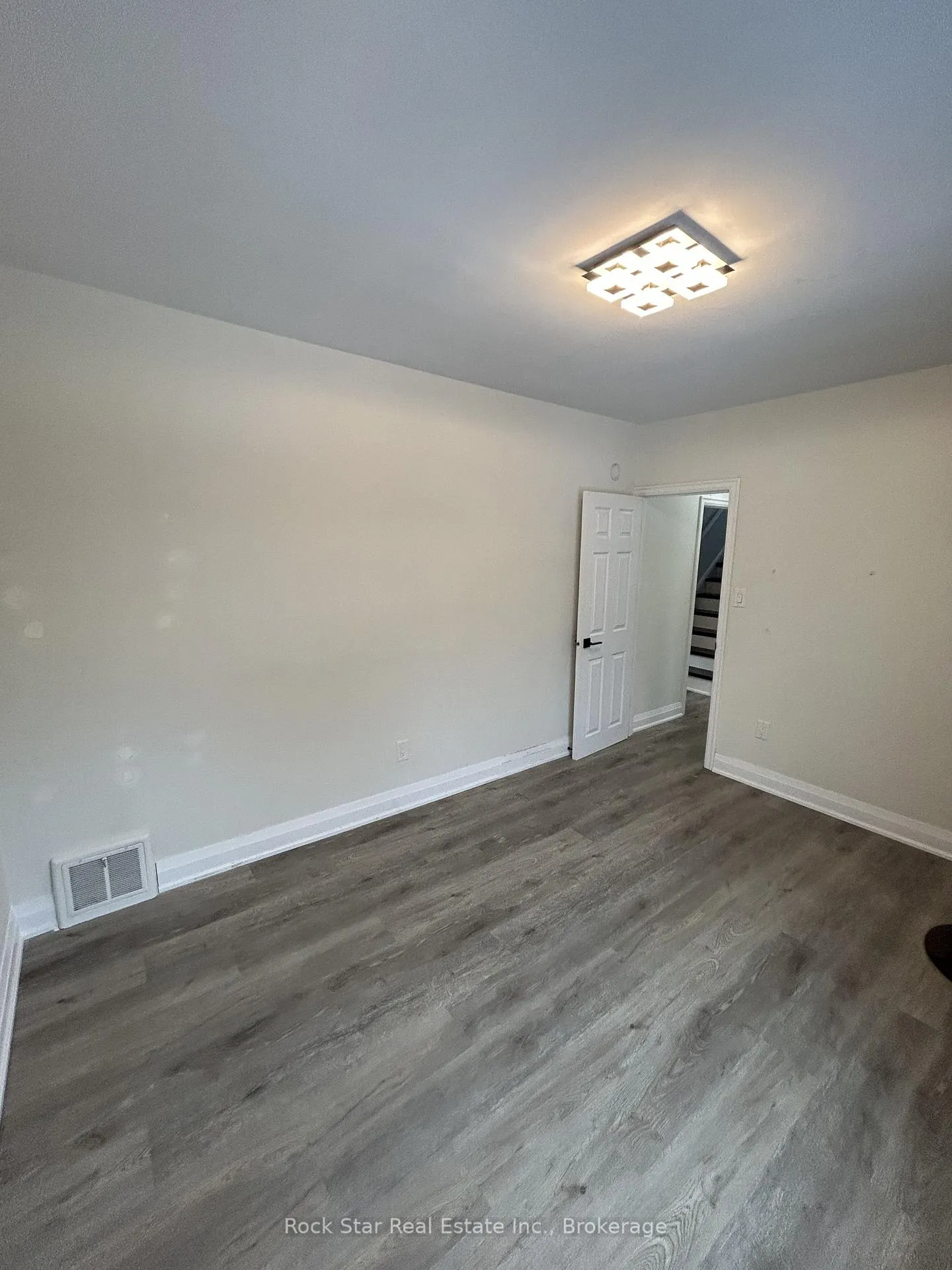 Photo 10 of 30 West 1st Street, Hamilton, Bonnington — HOMEH