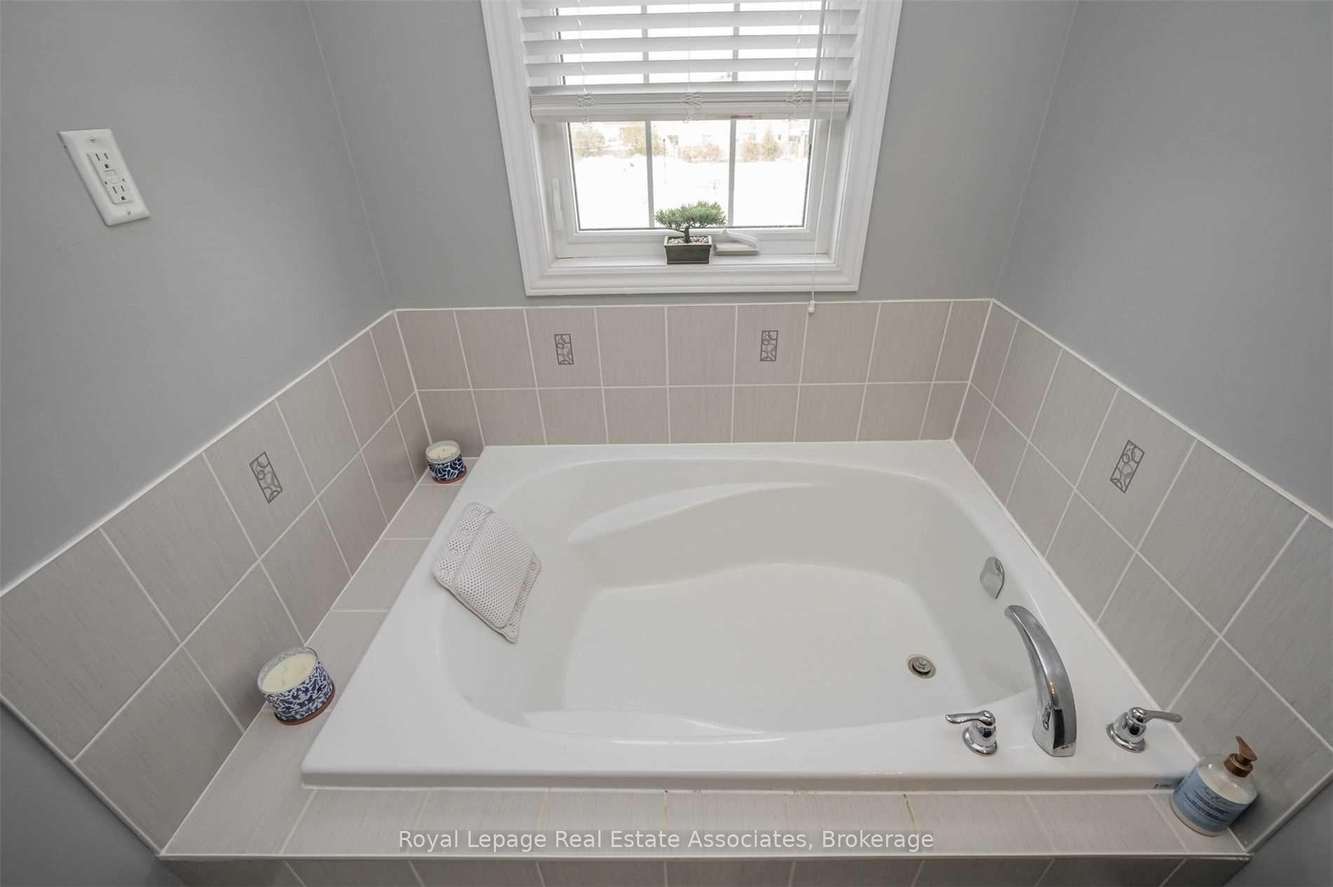 Photo 27 of 54 Sea Drifter Crescent, Brampton, Bram East — HOMEH