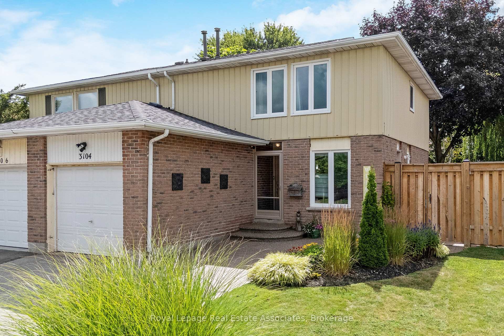 Photo 3 of 3104 Autumn Hill Crescent, Burlington, Brant Hills — HOMEH