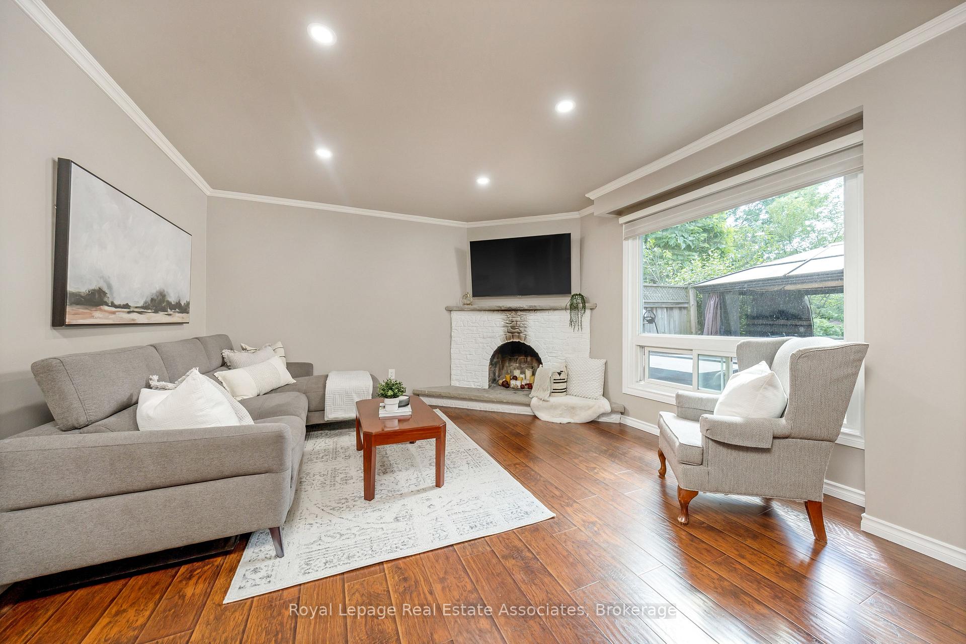 Photo 7 of 3104 Autumn Hill Crescent, Burlington, Brant Hills — HOMEH