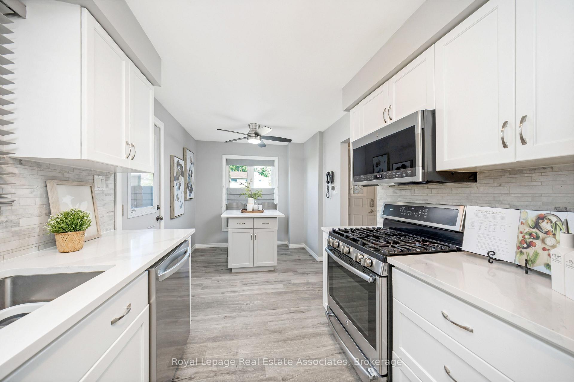 Photo 12 of 3104 Autumn Hill Crescent, Burlington, Brant Hills — HOMEH