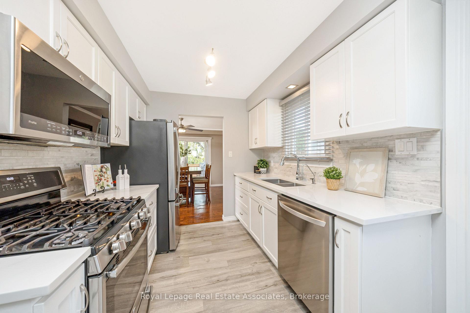 Photo 13 of 3104 Autumn Hill Crescent, Burlington, Brant Hills — HOMEH