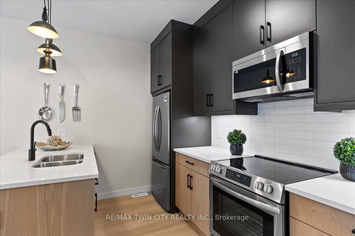Photo 8 of Unit 4, 2 Pipers Green Court, Kitchener — HOMEH