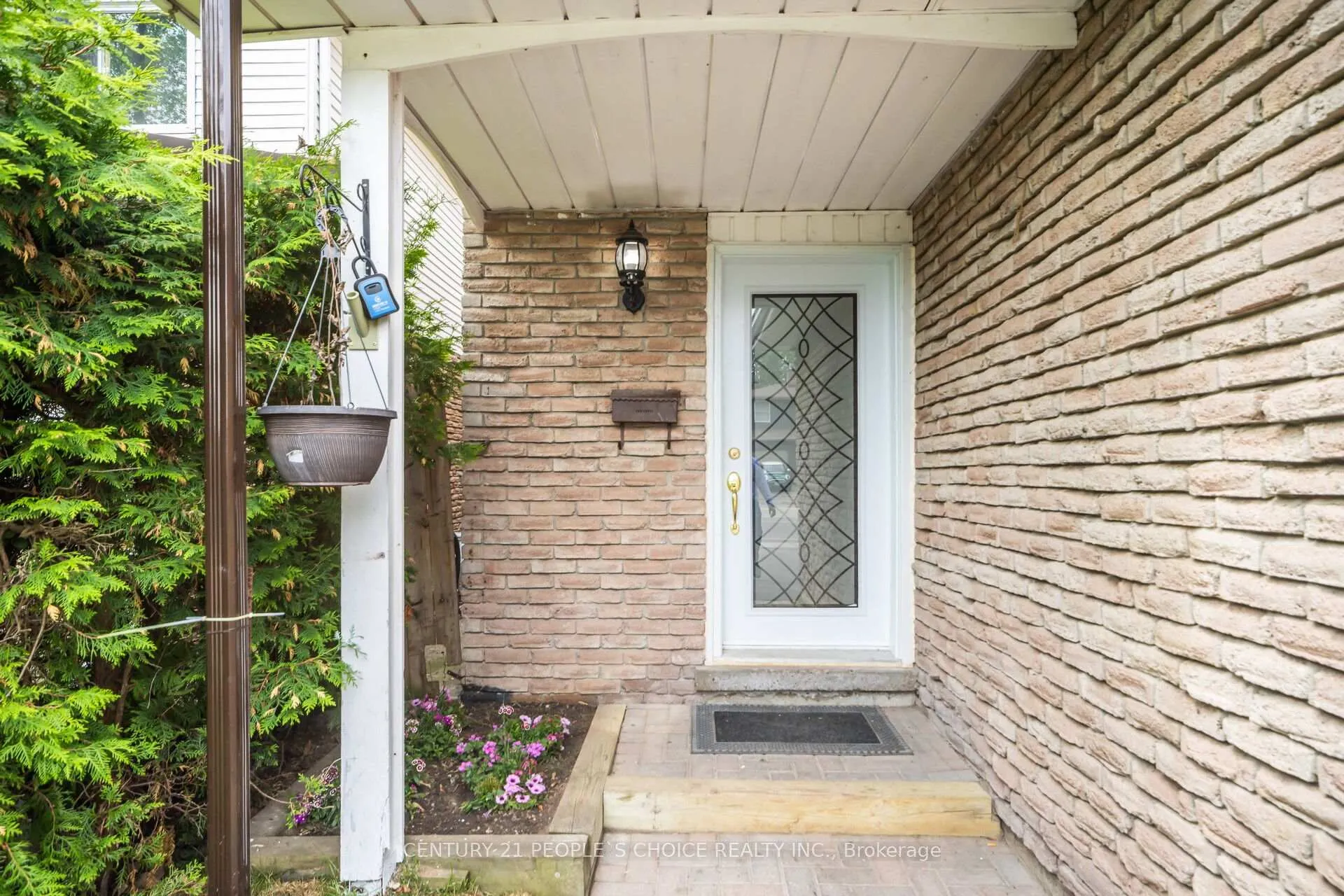 Photo 4 of 106 Queensdale Crescent, Guelph, Willow West/Sugarbush/West Acres — HOMEH