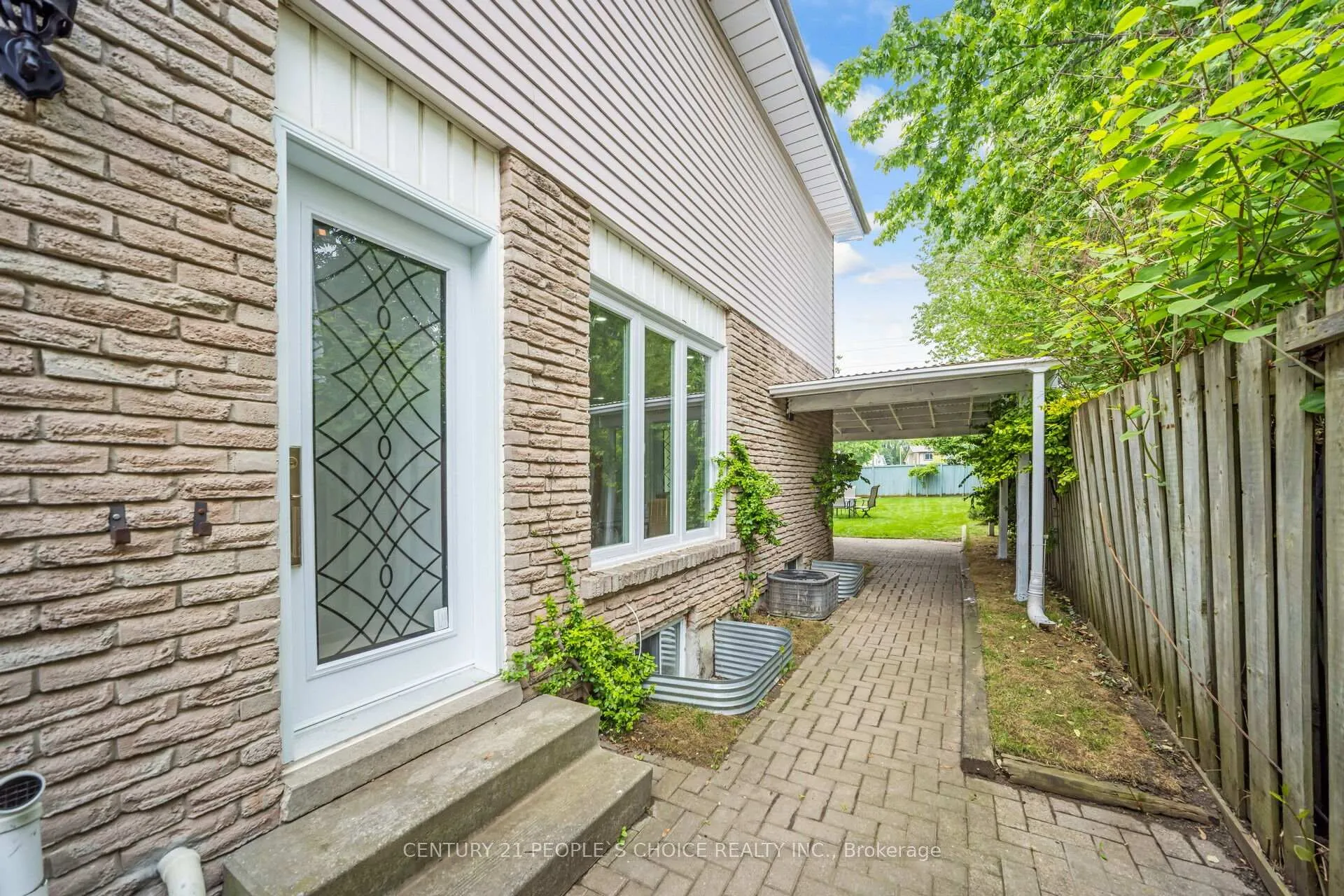 Photo 5 of 106 Queensdale Crescent, Guelph, Willow West/Sugarbush/West Acres — HOMEH