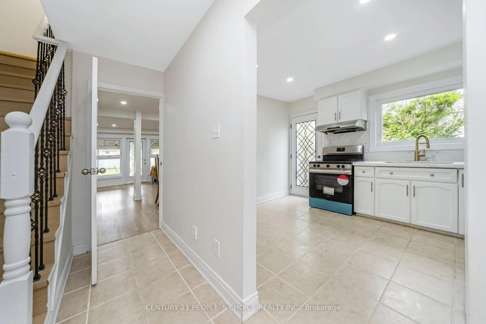Photo 10 of 106 Queensdale Crescent, Guelph, Willow West/Sugarbush/West Acres — HOMEH