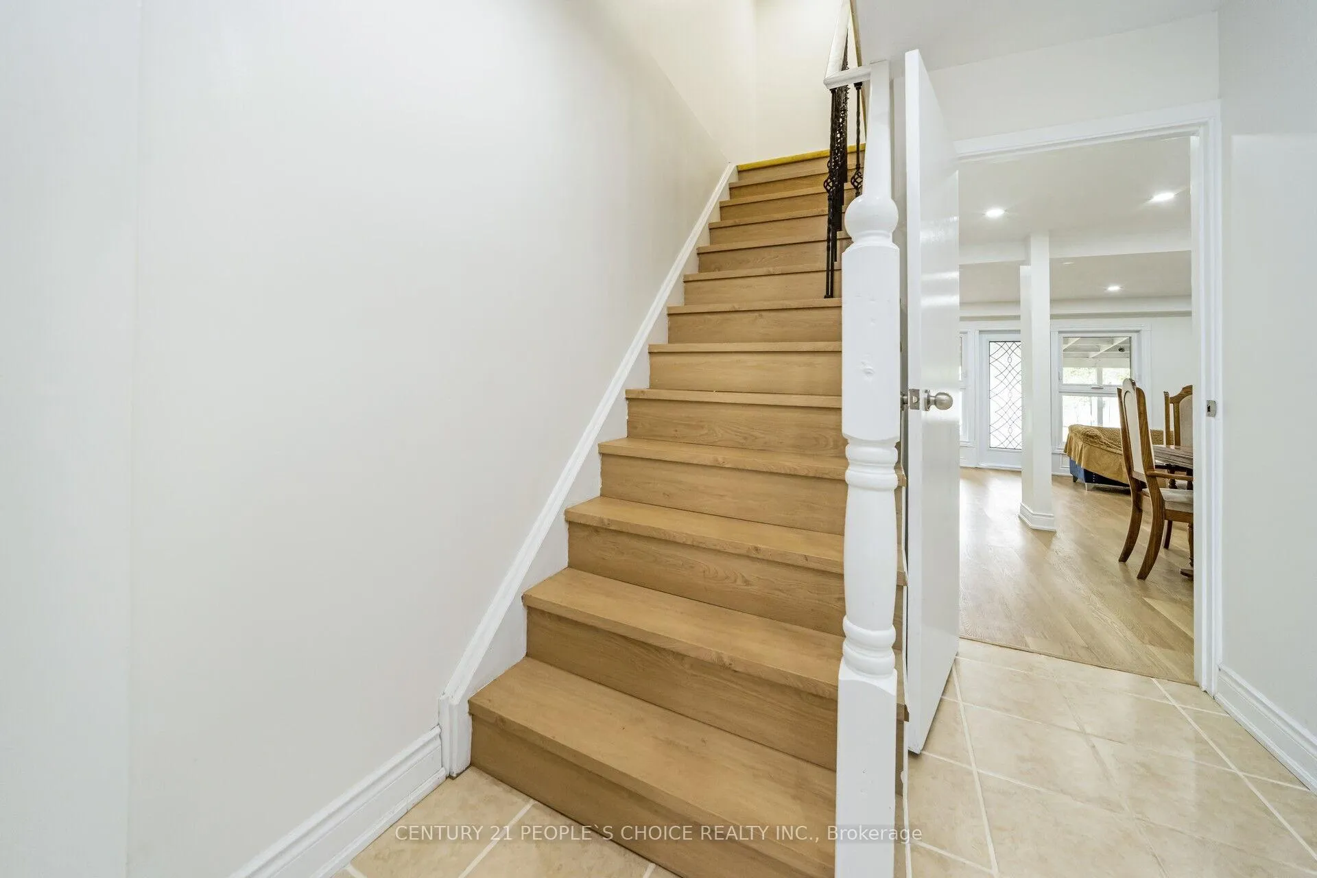 Photo 25 of 106 Queensdale Crescent, Guelph, Willow West/Sugarbush/West Acres — HOMEH
