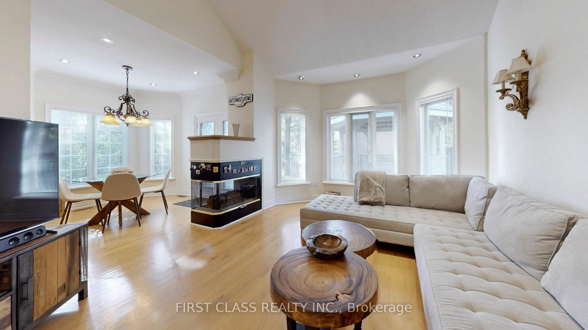 Photo 3 of 116 Kinloch Crescent, Vaughan, Maple — HOMEH