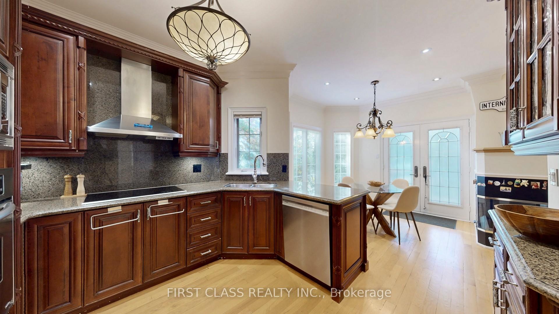 Photo 2 of 116 Kinloch Crescent, Vaughan, Maple — HOMEH