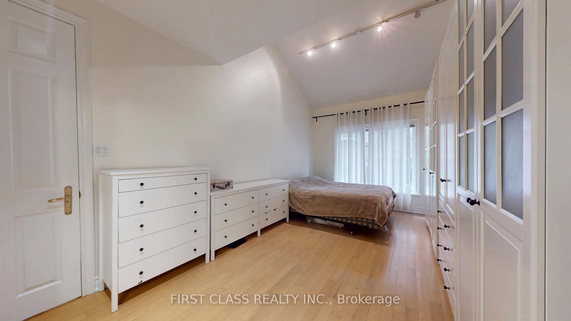 Photo 7 of 116 Kinloch Crescent, Vaughan, Maple — HOMEH