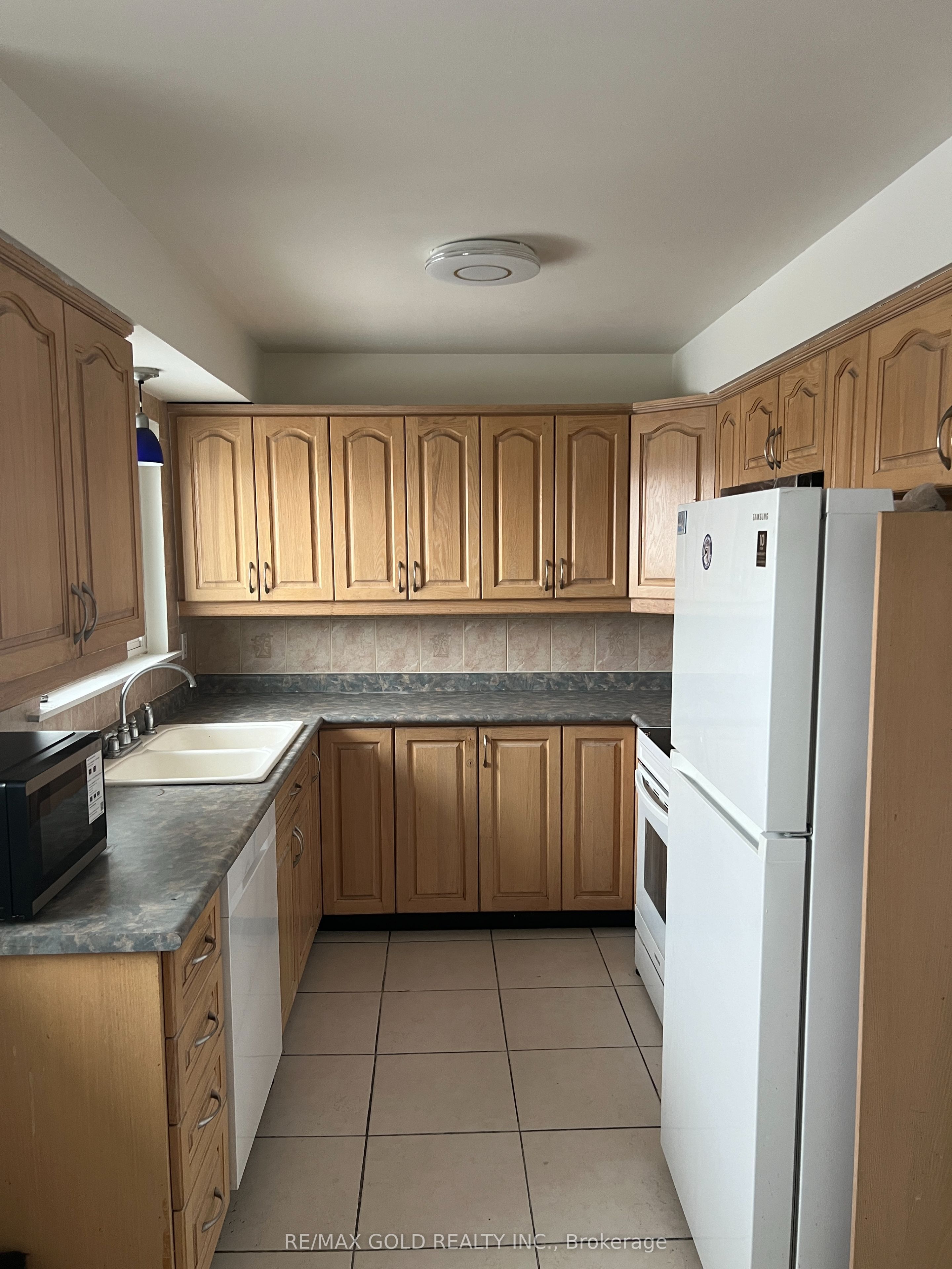Photo 6 of Unit Main, 4 Garfield Crescent, Brampton, Brampton North — HOMEH