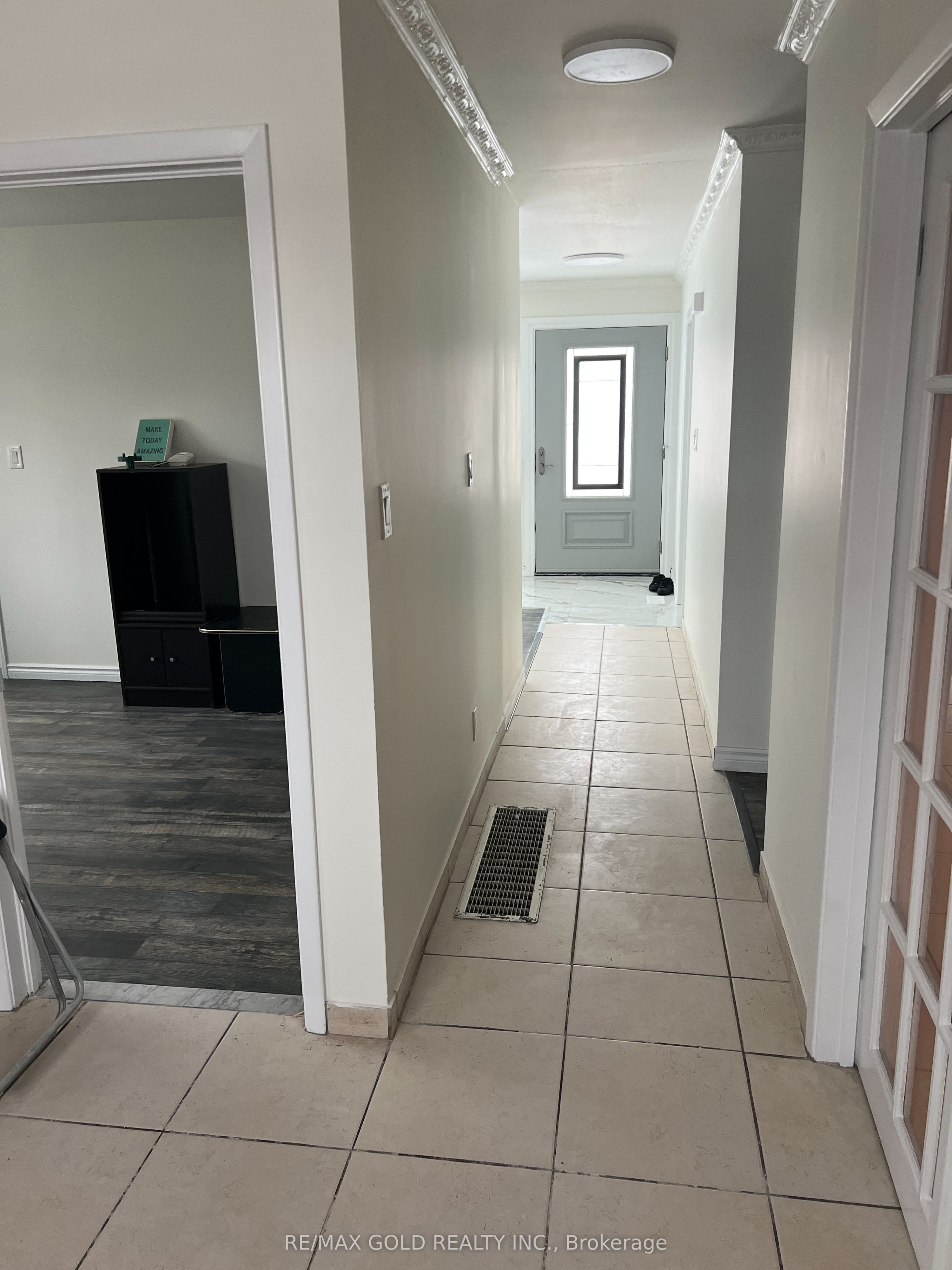 Photo 5 of Unit Main, 4 Garfield Crescent, Brampton, Brampton North — HOMEH