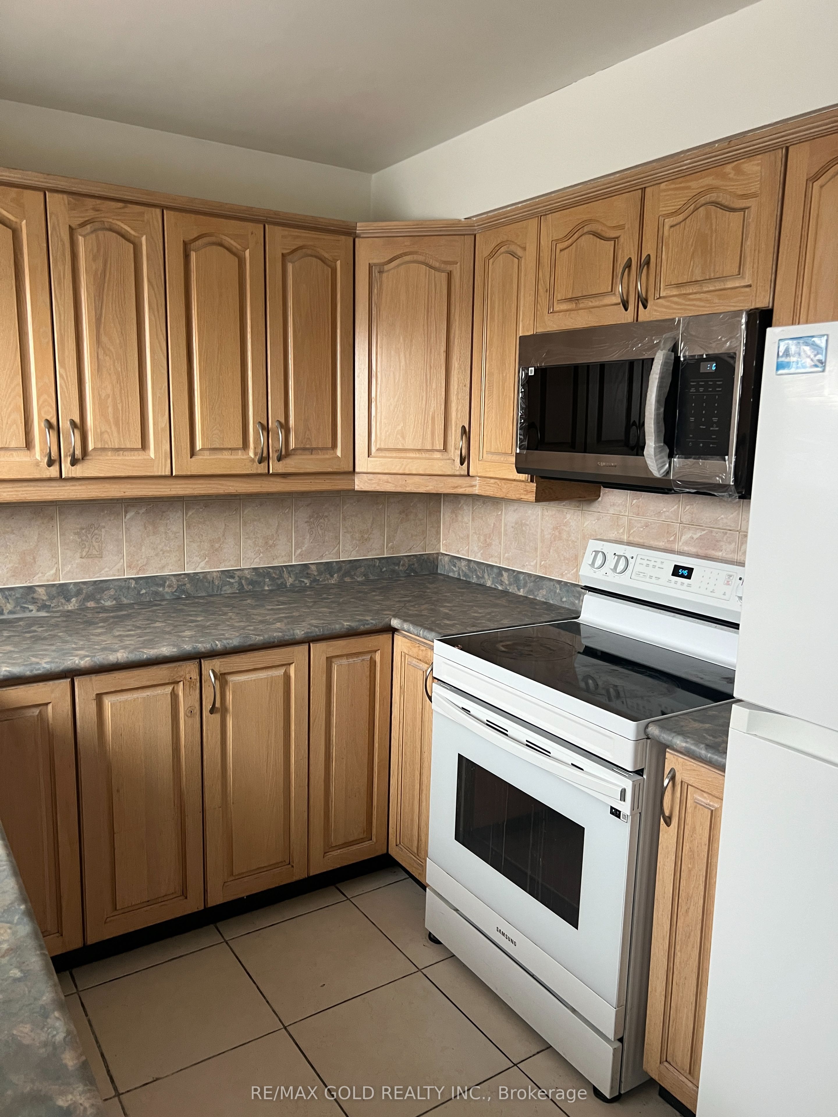Photo 7 of Unit Main, 4 Garfield Crescent, Brampton, Brampton North — HOMEH