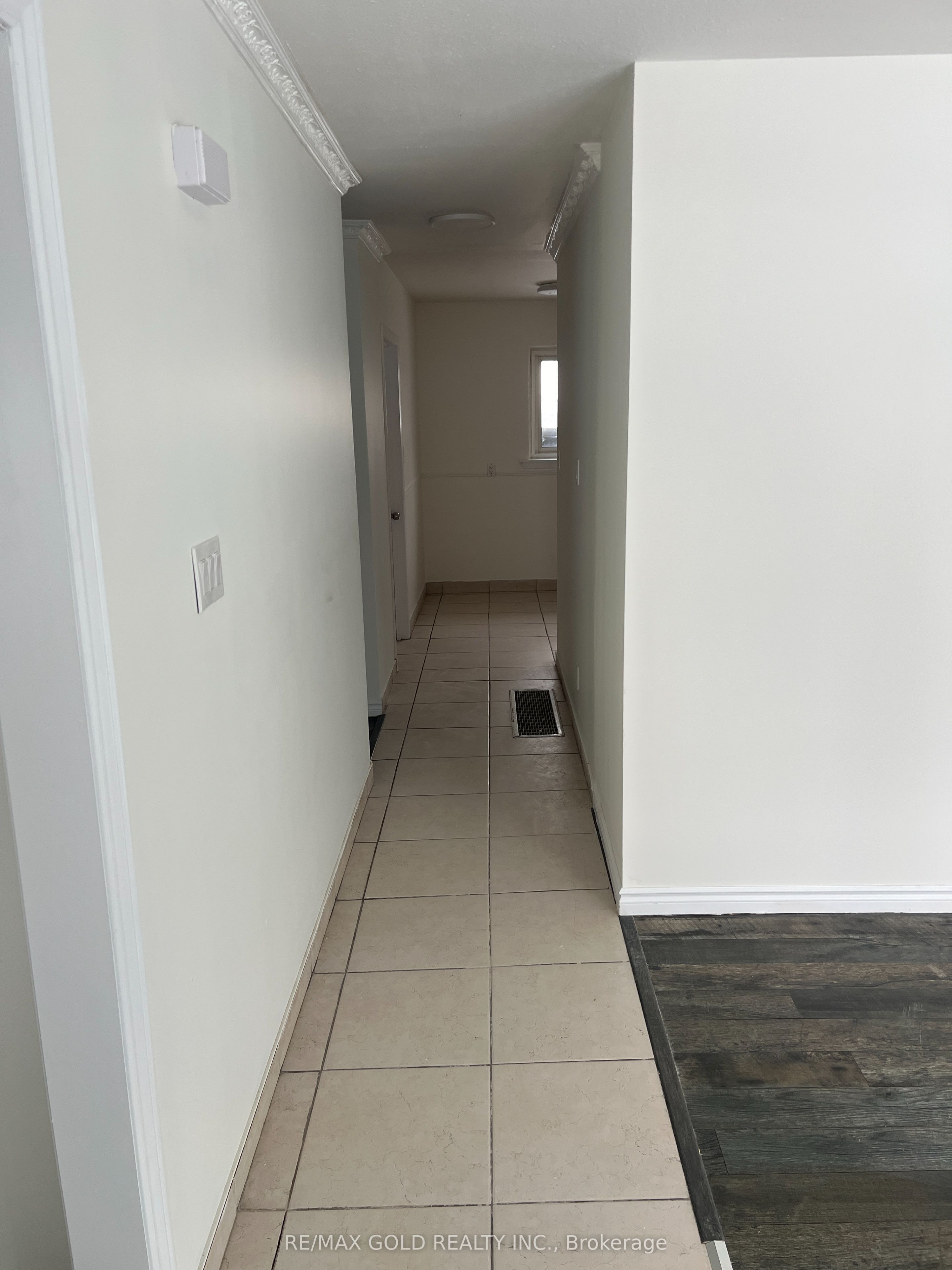 Photo 4 of Unit Main, 4 Garfield Crescent, Brampton, Brampton North — HOMEH