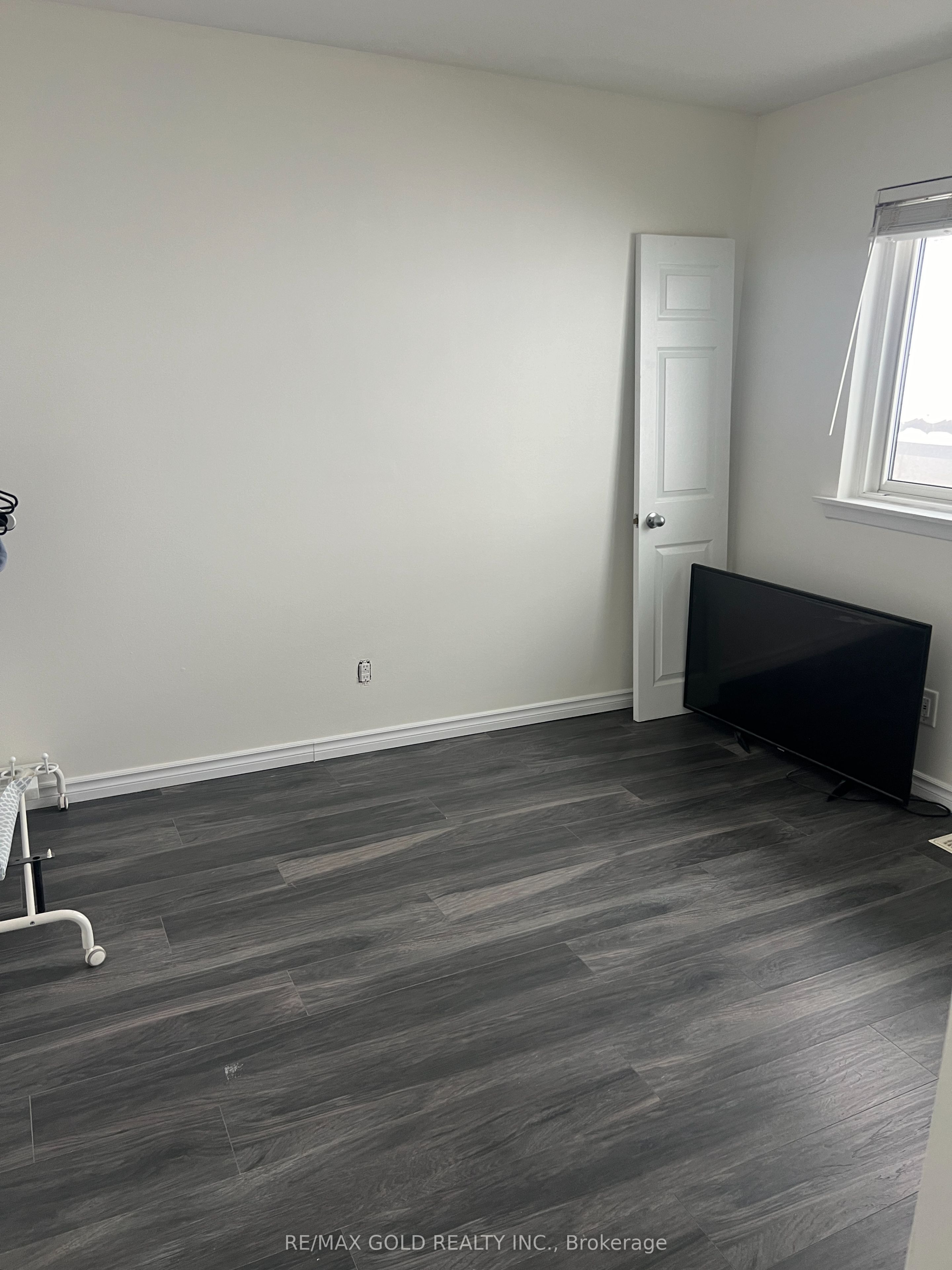 Photo 11 of Unit Main, 4 Garfield Crescent, Brampton, Brampton North — HOMEH