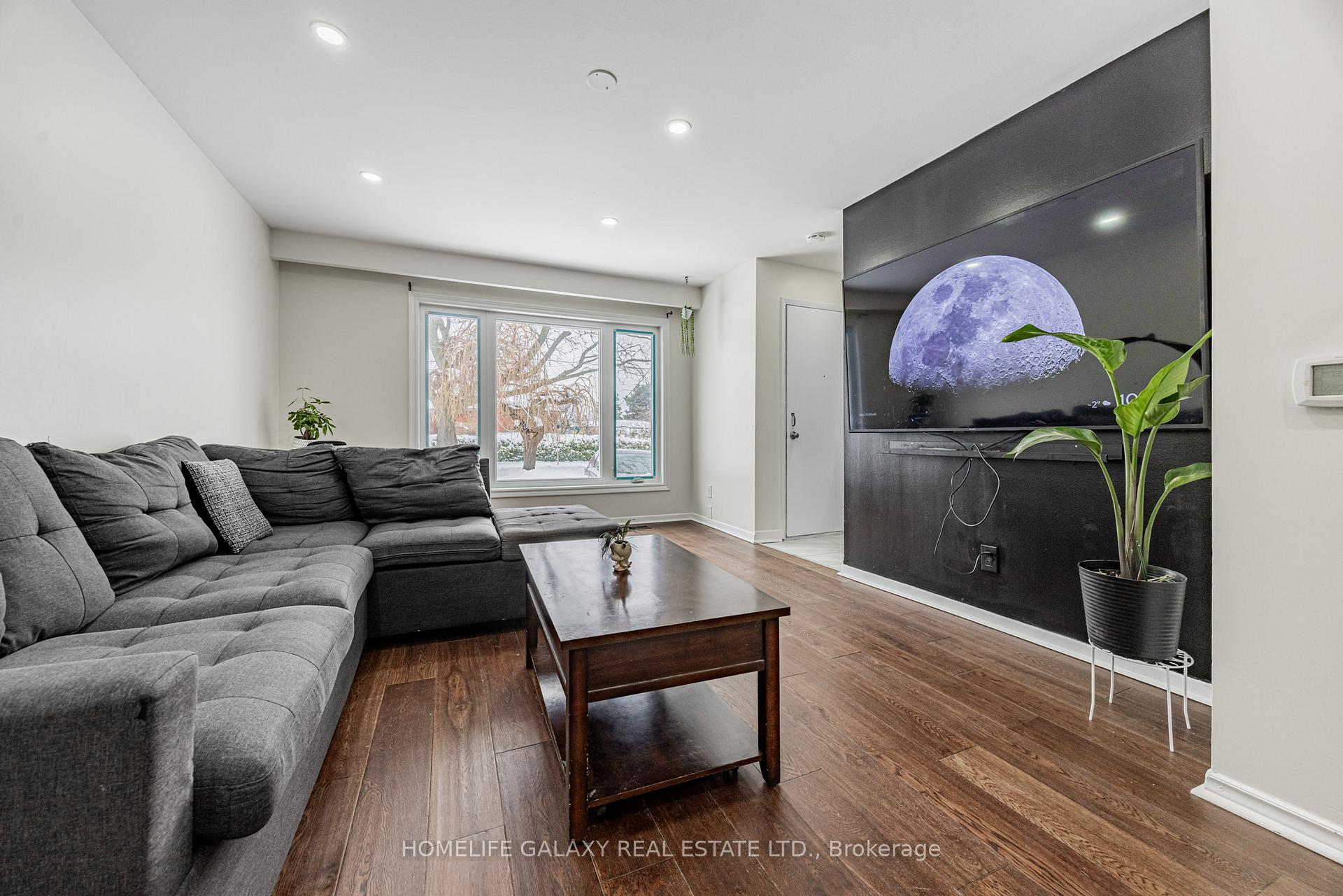Photo 3 of 4 Frankton Crescent, North York, York University Heights — HOMEH